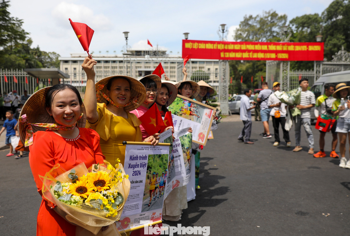 Nhiều hoạt động ý nghĩa được tổ chức phía ngoài Dinh.