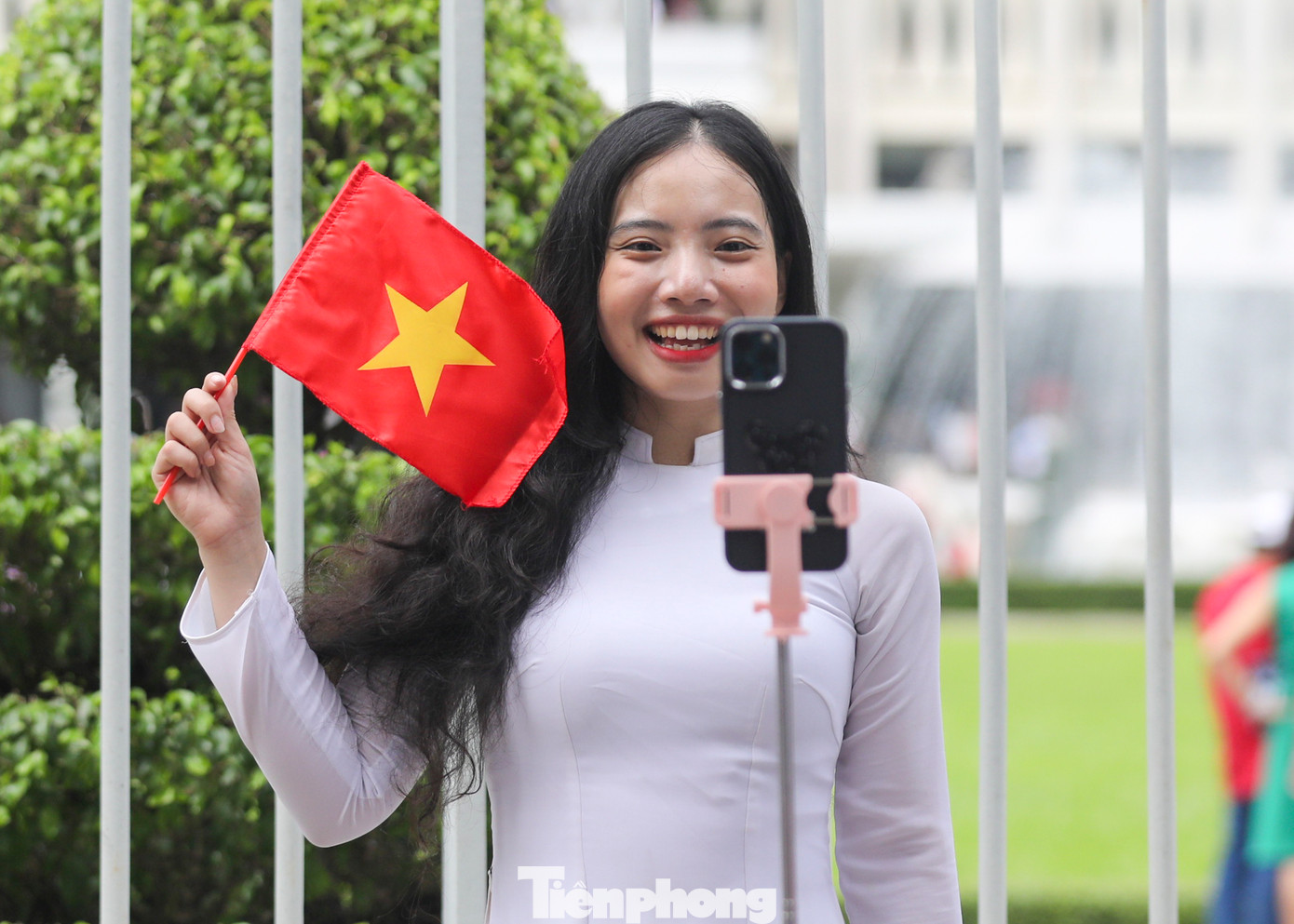 Nhiều bạn trẻ mặc áo dài khi đi tham quan và chụp ảnh trước cửa Dinh Độc Lập. Nhiều bạn trẻ mặc áo dài khi đi tham quan và chụp ảnh trước cửa Dinh Độc Lập.