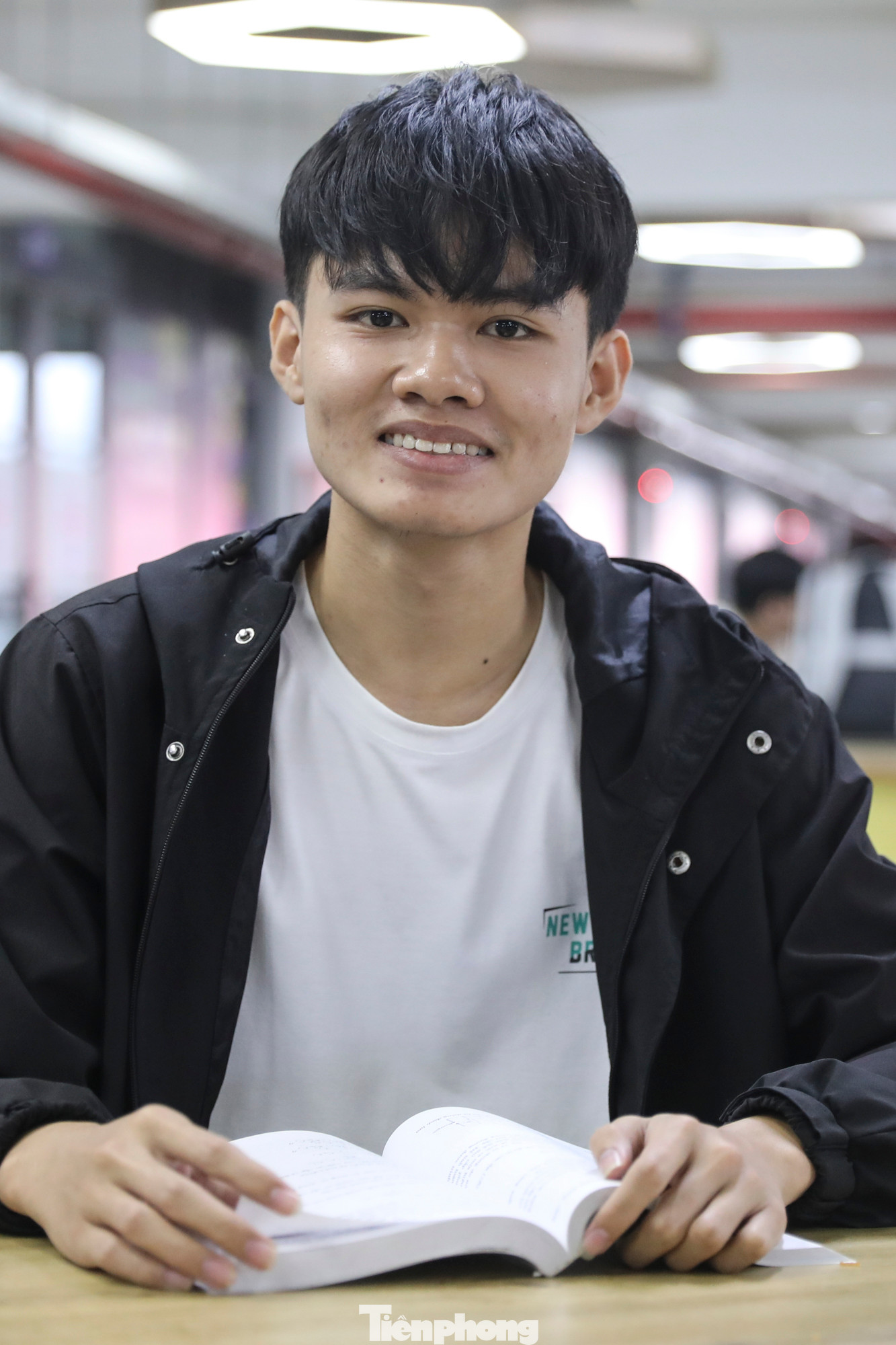 Chia sẻ về học bổng Nâng bước thủ khoa của báo Tiền Phong, Trân nói rằng đây là niềm vui quá bất ngờ với em. Học bổng không chỉ giúp em bớt phần nào lo toan chi phí học tập, mà còn là động lực để em cố gắng vươn lên thực hiện ước mơ con chữ của mình. Chia sẻ về học bổng Nâng bước thủ khoa của báo Tiền Phong, Trân nói rằng đây là niềm vui quá bất ngờ với em. Học bổng không chỉ giúp em bớt phần nào lo toan chi phí học tập, mà còn là động lực để em cố gắng vươn lên thực hiện ước mơ con chữ của mình.