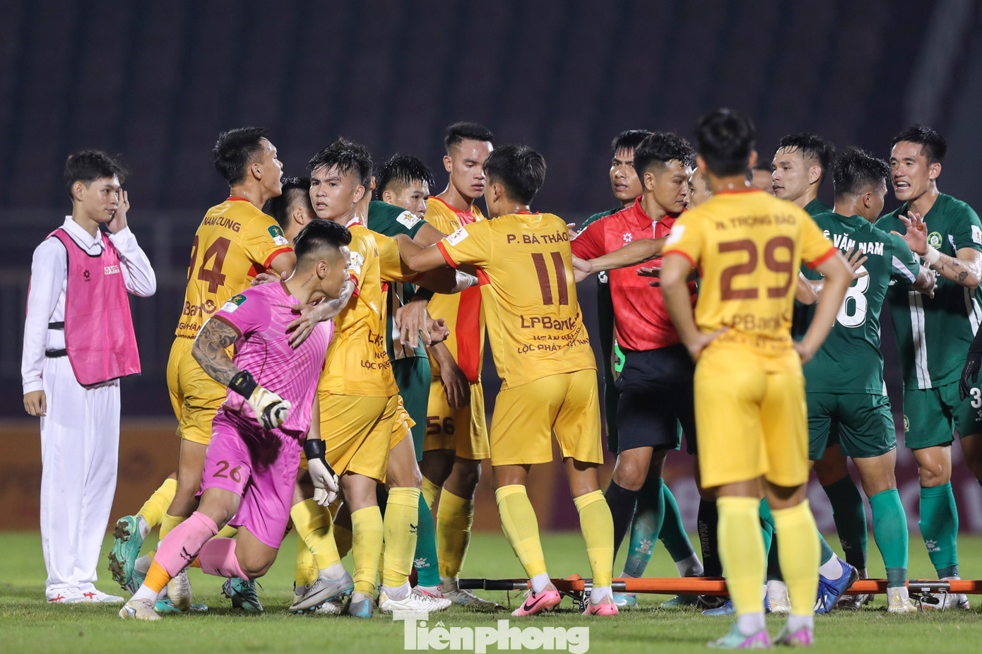 Trận đấu càng trôi về những phút cuối càng nóng lên bởi những tình huống va chạm giữa cầu thủ hai bên.