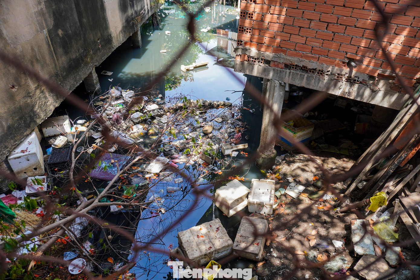 Phía dưới con rạch toàn rác thải, rất hôi thối. Túi ni lông, hộp xốp và đủ loại rác sinh hoạt khiến tình trạng ô nhiễm ngày càng nghiêm trọng, đặc biệt lúc nước cạn, dòng kênh lộ bùn đen và bốc mùi.