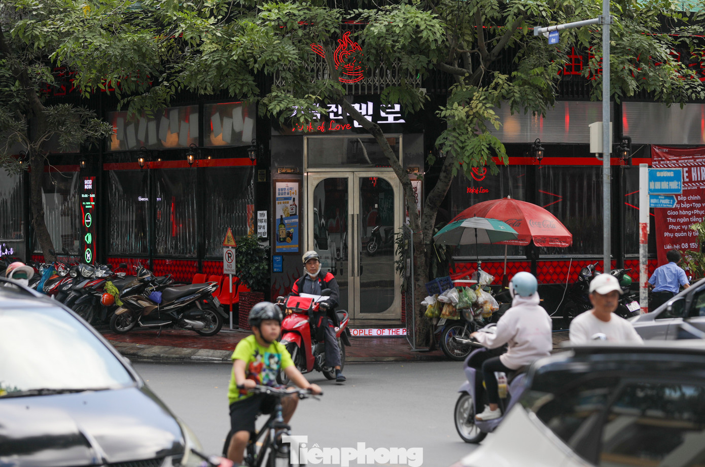 Sau đại dịch, nhiều hàng quán ở khu phố Sky Gaden (đường Phan Văn Nghị) phải đóng cửa, trả mặt bằng. Thời gian gần đây, tín hiệu hồi sinh dần trở lại trên tuyến đường này.