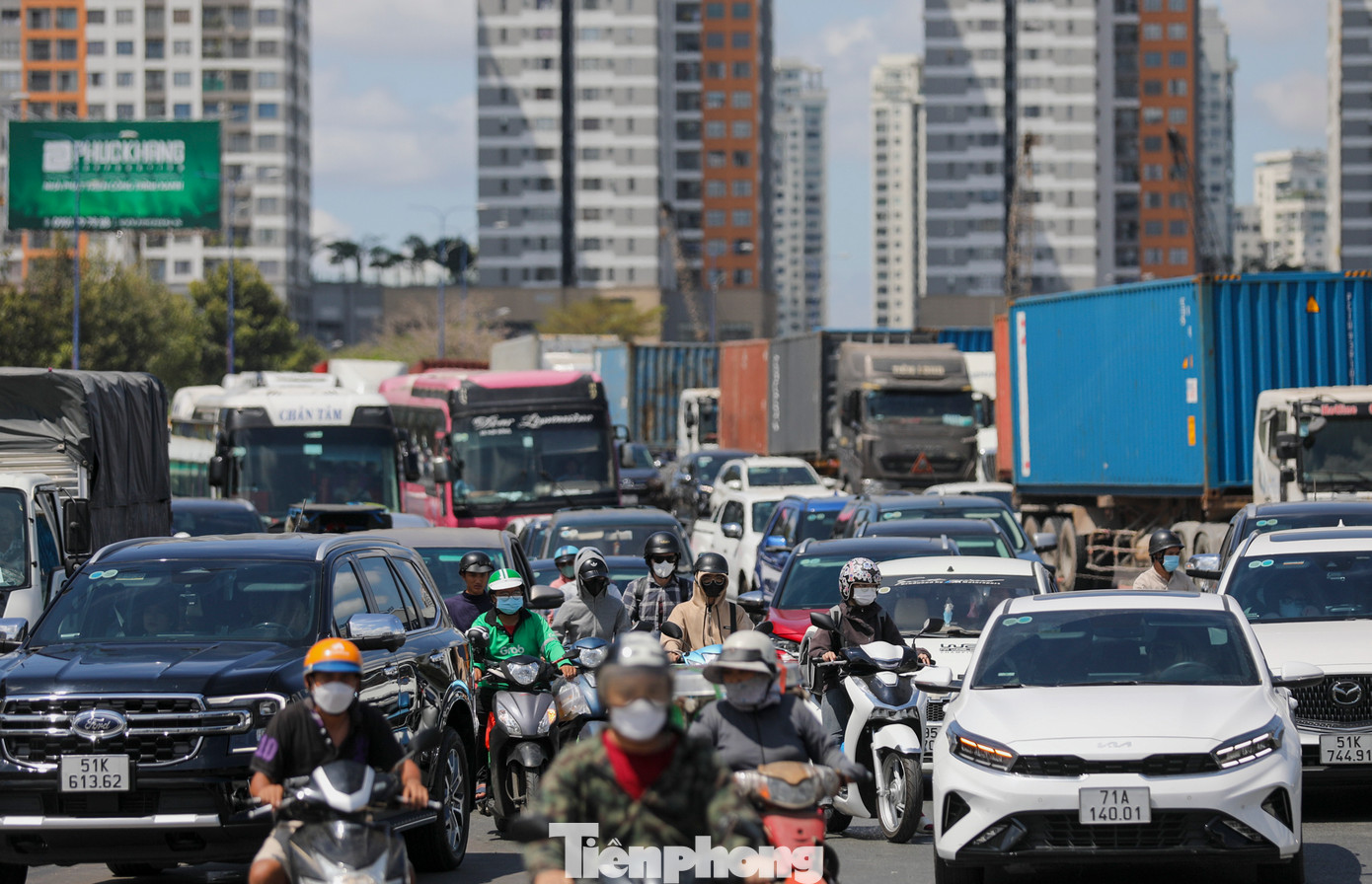 Tại nút giao An Phú cũng đang được thi công công trình khiến mặt đường bị thu hẹp nên giao thông càng thêm khó khăn. Hàng nghìn phương tiện xếp hàng dài nối đuôi nhau nhích từng chút một