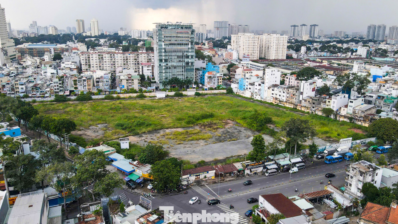 Liên quan đất công, UBND TPHCM đang thực hiện các thủ tục pháp lý để thu hồi khu đất 3,1ha tại số 152 Trần Phú (quận 5). Đây là khu đất có vị trí 3 mặt tiền đường Trần Phú - Lê Hồng Phong - Trần Nhân Tôn.