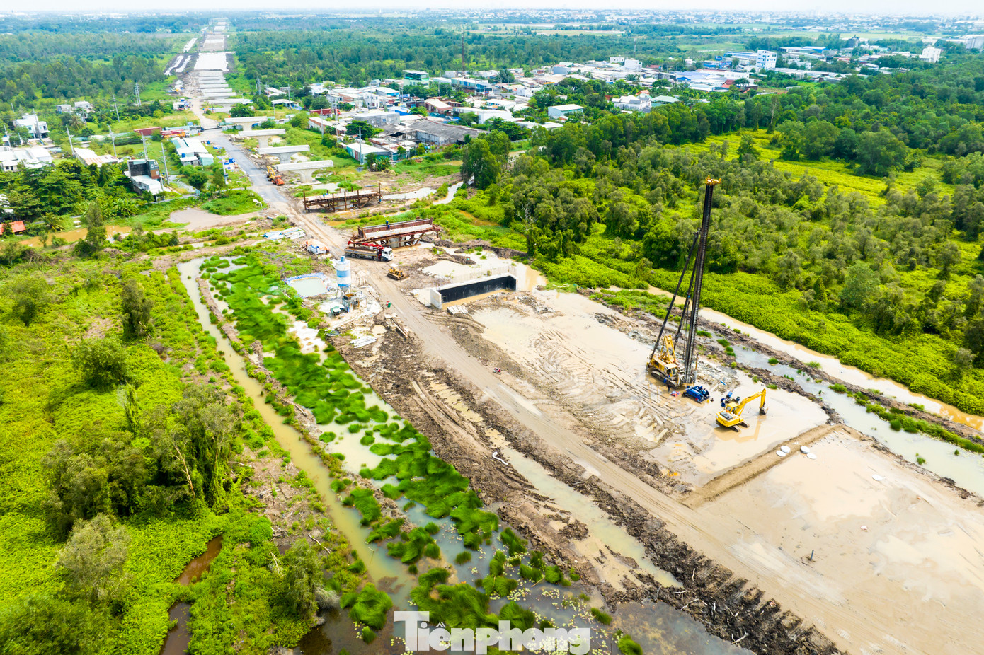 Trong ảnh là gói thầu XL8 (Km 62+700 - Km 69+978) đoạn qua huyện Hóc Môn hiện đạt hơn 15%, trong đó phần lớn sản lượng ở phần cầu.