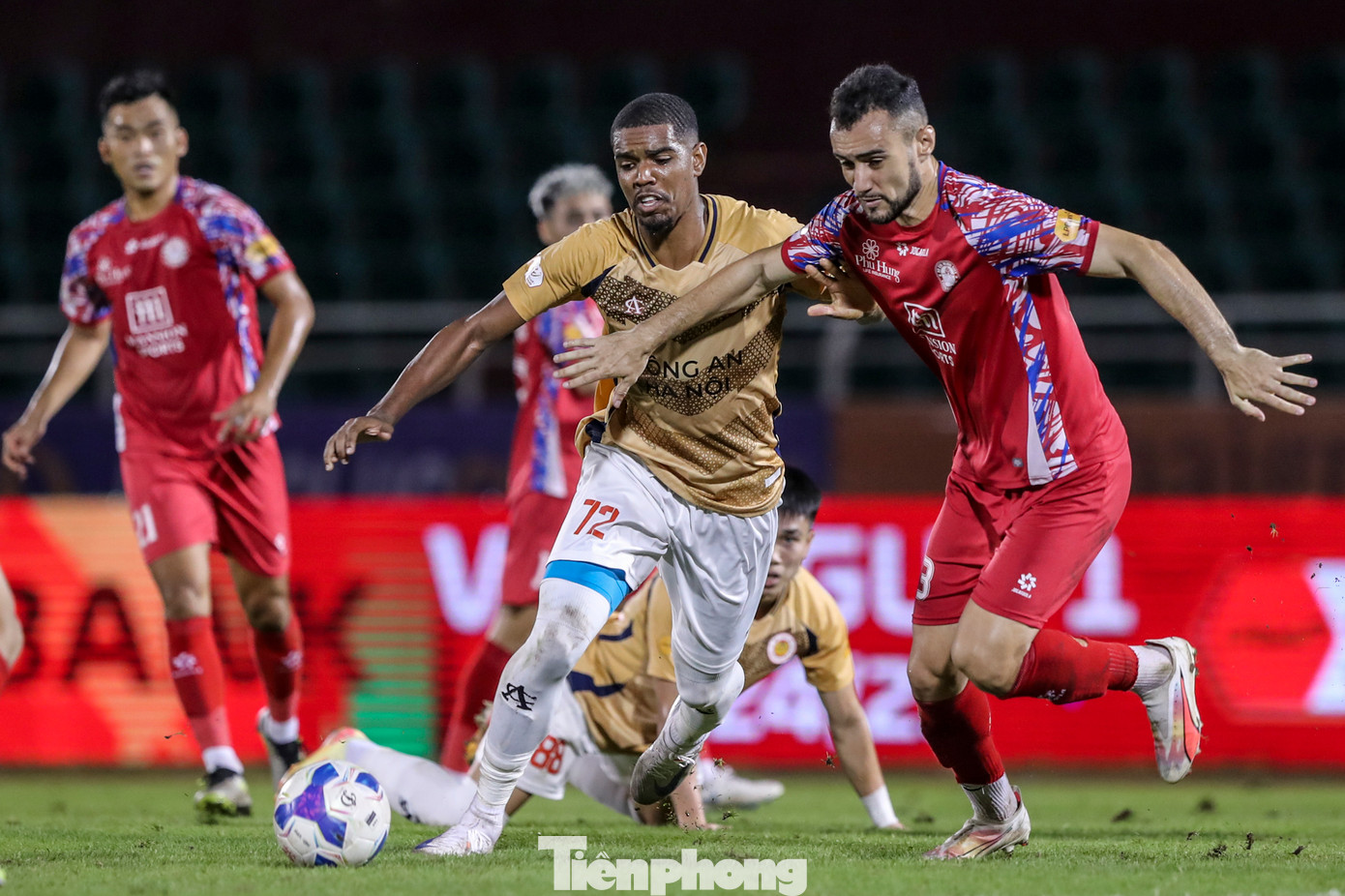 HLV Polking yêu cầu các học trò đẩy cao đội hình liên tiếp gây sức ép về phía khung thành TPHCM ở những phút ít ỏi còn lại để tìm bàn gỡ.