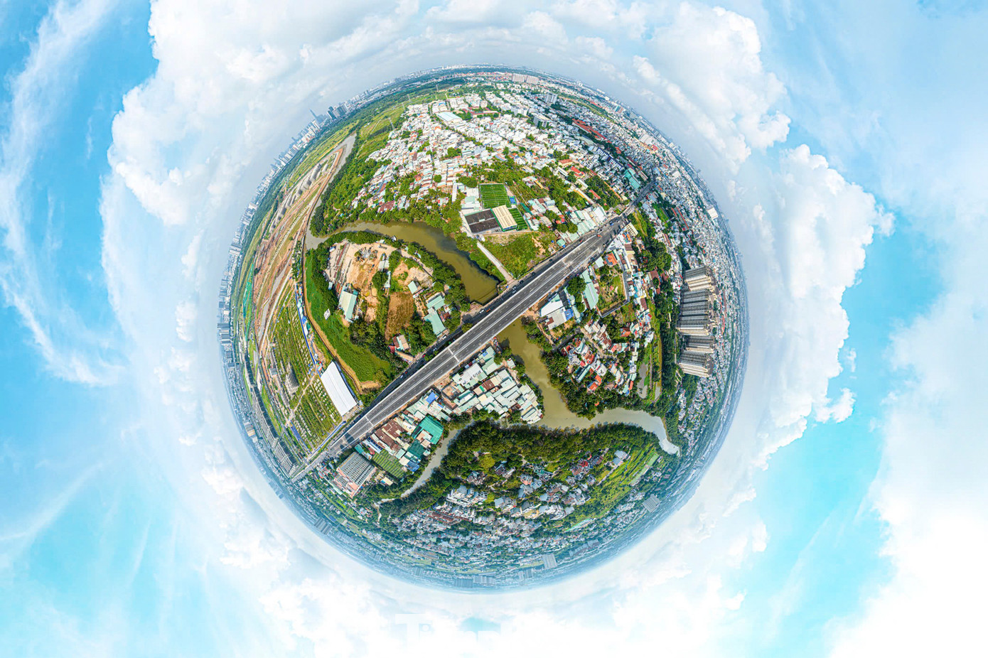 Nằm trên tuyến đường huyết mạch nối xa Lộ Hà Nội với đường dẫn cao tốc TPHCM - Long Thành - Dầu Giây, cầu Nam Lý ngoài giảm ùn tắc cho đường Đỗ Xuân Hợp còn tăng kết nối khu Đông thành phố.