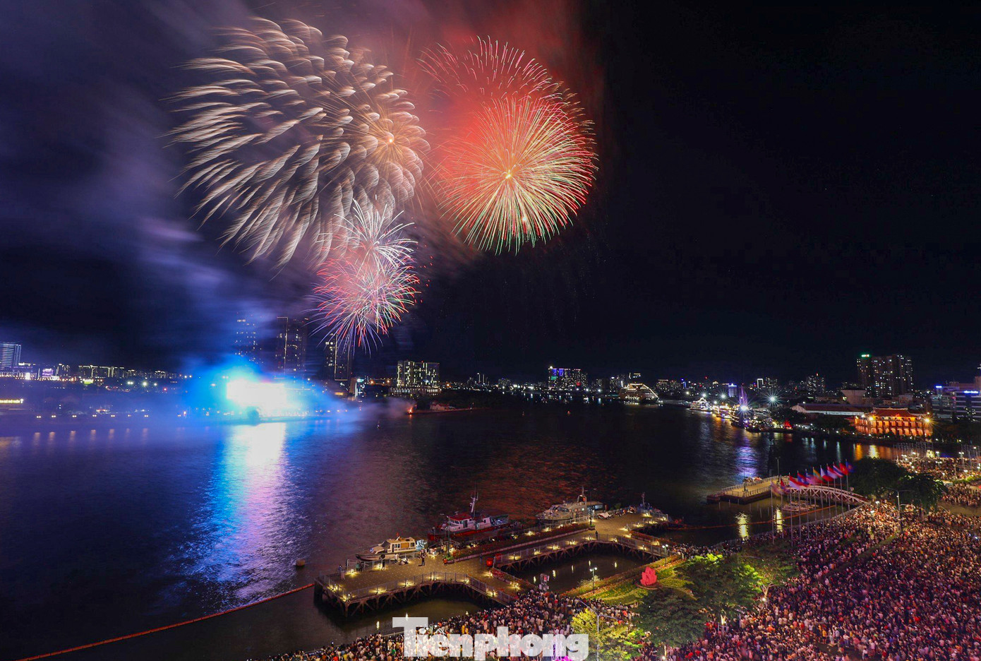 Kỷ niệm 49 năm Ngày Giải phóng miền Nam, thống nhất đất nước, TPHCM tổ chức 5 điểm bắn pháo hoa từ 21h-21h15. Trong đó, một điểm tầm cao tại khu vực đầu đường hầm sông Sài Gòn thuộc phường Thủ Thiêm, TP.Thủ Đức.