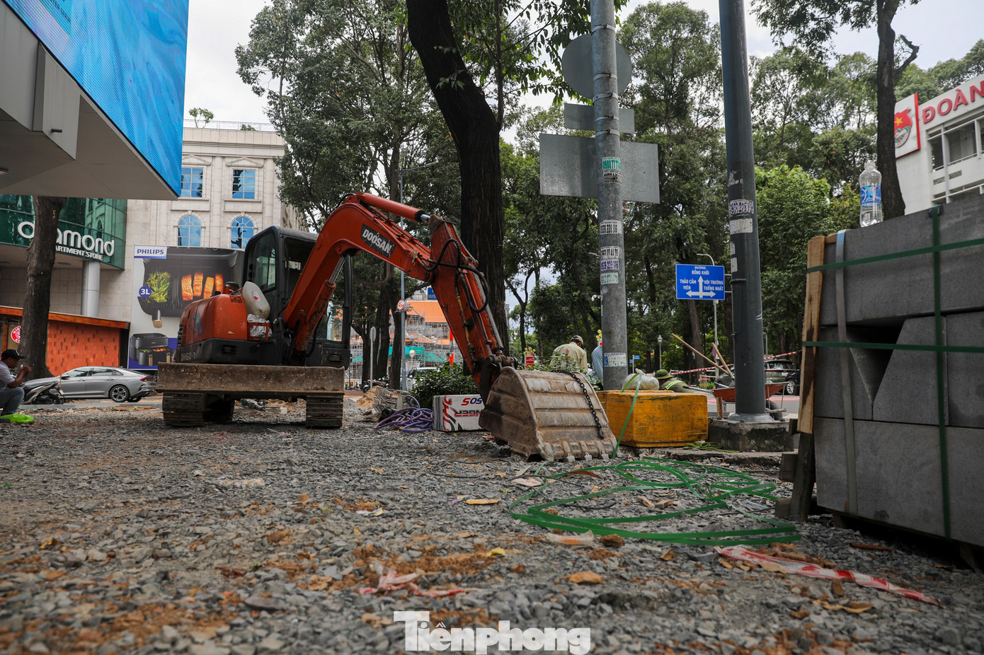 Việc thi công chỉnh trang vỉa hè cũng gây không ít khó khăn cho người đi bộ