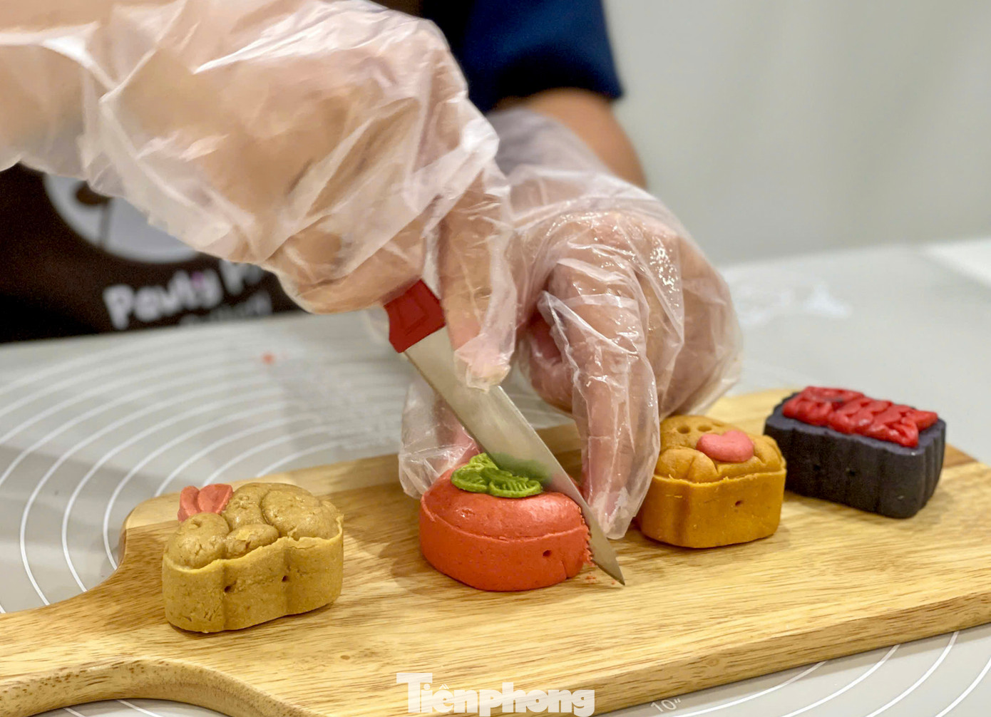 Không chỉ mang đến những chiếc bánh bổ dưỡng mà còn gửi gắm cả tình yêu vào từng chiếc bánh nhỏ bé này. Không chỉ mang đến những chiếc bánh bổ dưỡng mà còn gửi gắm cả tình yêu vào từng chiếc bánh nhỏ bé này.