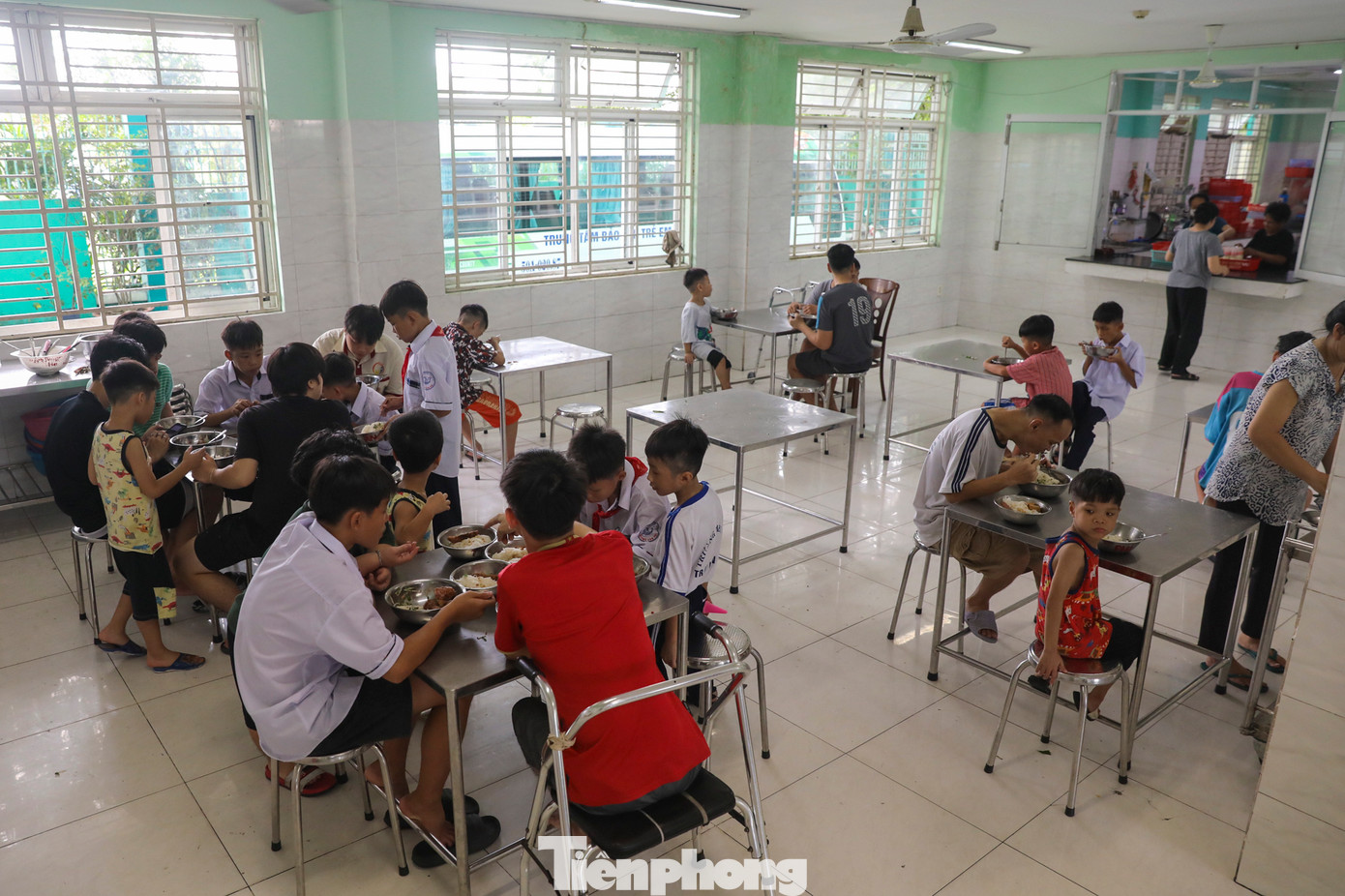 Hiện tại, Trung tâm Tam Bình đang nuôi dưỡng 223 em nhỏ, 32 em từ mái ấm Hoa Hồng sau 21 ngày sẽ được chuyển xuống để hòa nhập với bạn mới. Khi tâm lý ổn định, các bé đủ tuổi bắt đầu được đến trường học tập.