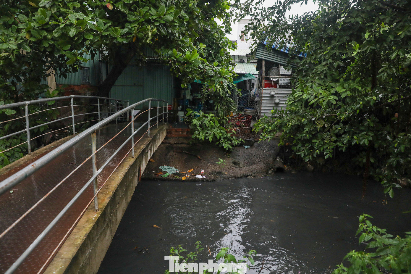 Đề xuất triển khai ngay dự án cải tạo kênh Hy Vọng là tin vui cho bà con sống hai bên dòng kênh bởi hàng chục năm nay, con kênh này đã ô nhiễm nặng bởi rác thải, dòng nước đen kịt, bốc mùi hôi thối nồng nặc.