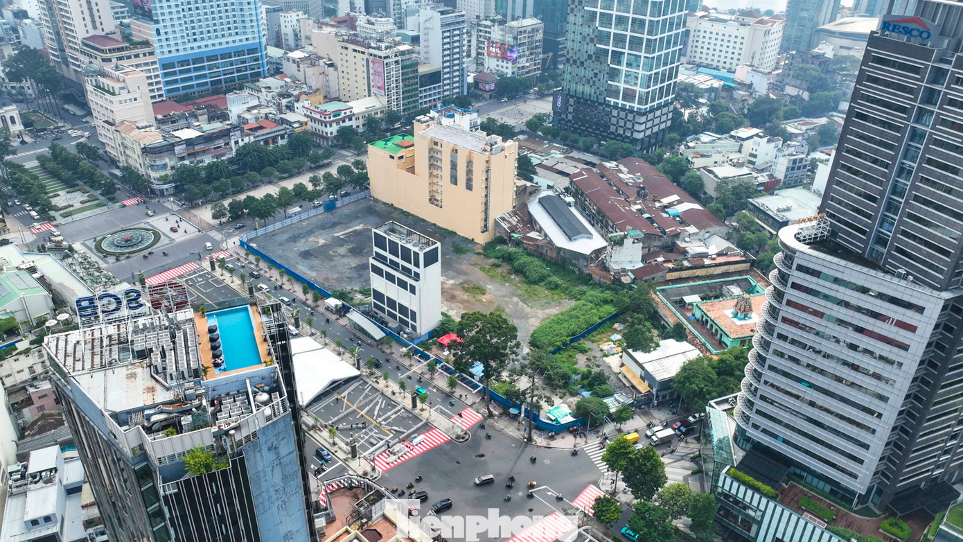 Tên khu đất gắn liền với trung tâm thương mại, nổi tiếng của TPHCM trước đây là Thương xá Tax. Năm 2016, tòa nhà 3 tầng này được tháo dỡ để phục vụ cho việc xây mới một trung tâm thương mại khác với tên gọi Satra Tax Plaza cao 40 tầng, có thêm dịch vụ giải trí, văn phòng, khách sạn. Tuy nhiên, từ đó đến nay, dự án chưa có tiến triển thêm, chỉ dừng lại là bãi đất trống.