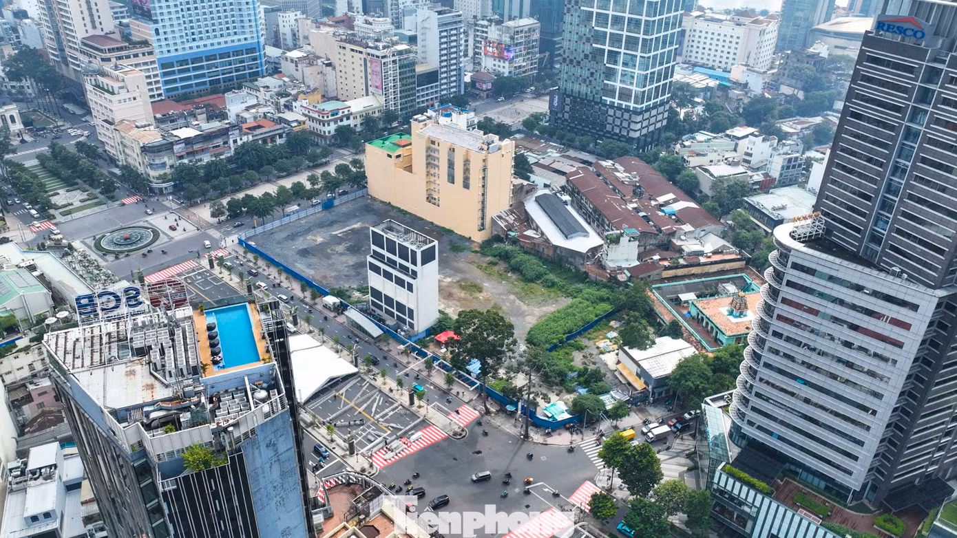 Tên khu đất gắn liền với trung tâm thương mại, nổi tiếng của TPHCM trước đây là Thương xá Tax. Năm 2016, tòa nhà 3 tầng này được tháo dỡ để phục vụ cho việc xây mới một trung tâm thương mại khác với tên gọi Satra Tax Plaza cao 40 tầng, có thêm dịch vụ giải trí, văn phòng, khách sạn. Tuy nhiên, từ đó đến nay, dự án chưa có tiến triển thêm, chỉ dừng lại là bãi đất trống.