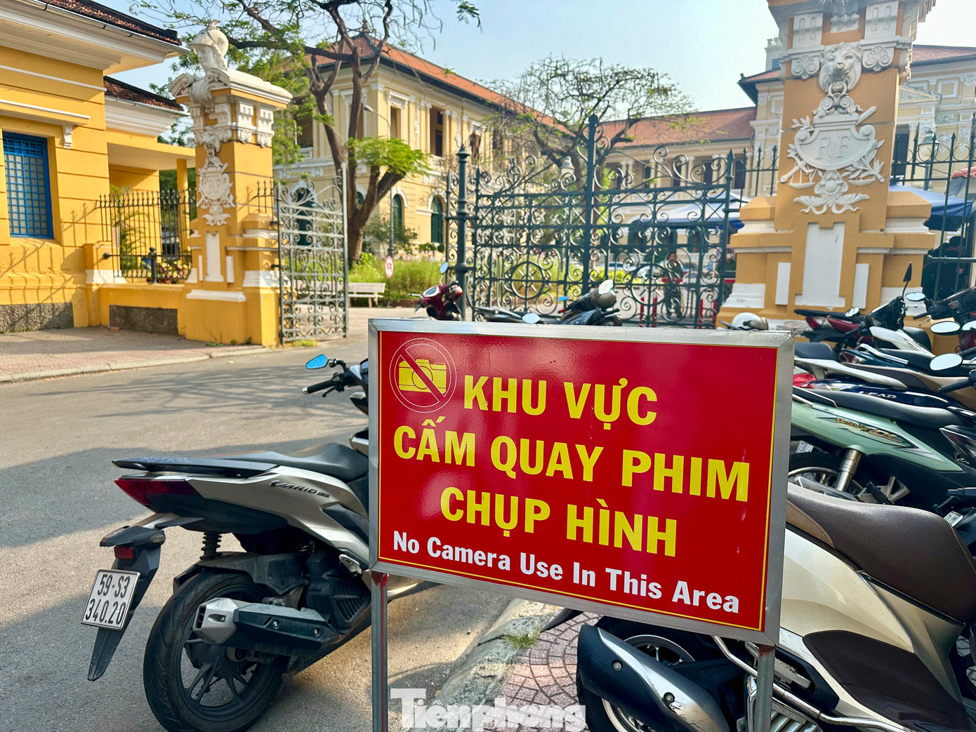 Phía trước toà đã bắt đầu cấm người dân tụ tập và ghi hình dưới mọi hình thức.