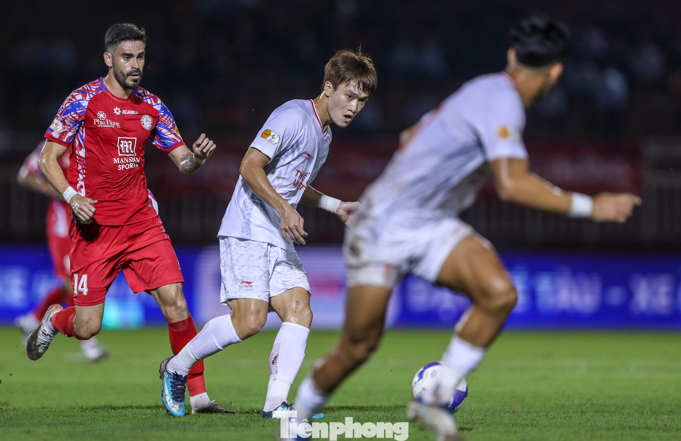 Bước sang hiệp 2, Hoàng Đức chủ động lùi về sâu hơn để có bóng cũng như phát huy khả năng tổ chức tấn công sắc bén của mình. Bước sang hiệp 2, Hoàng Đức chủ động lùi về sâu hơn để có bóng cũng như phát huy khả năng tổ chức tấn công sắc bén của mình.