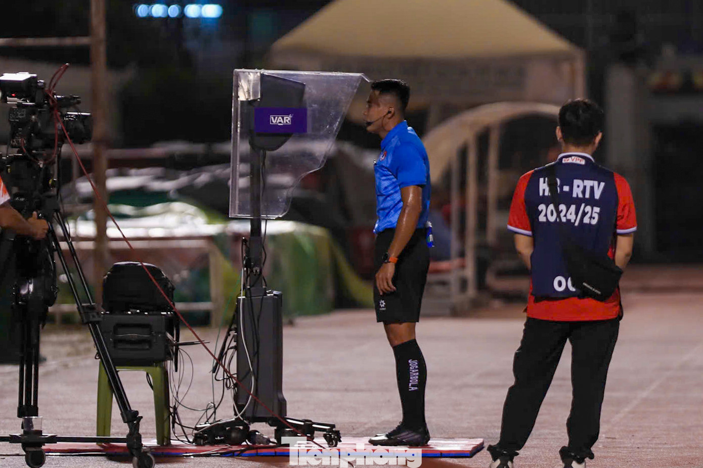 Trọng tài tham khảo VAR để xác định án phạt dành cho Hải Quân và khả năng thổi phạt đền. Hải Quân chỉ nhận thẻ vàng, tuy nhiên trọng tài quyết định cho Hà Nội hưởng phạt đền. Trọng tài tham khảo VAR để xác định án phạt dành cho Hải Quân và khả năng thổi phạt đền. Hải Quân chỉ nhận thẻ vàng, tuy nhiên trọng tài quyết định cho Hà Nội hưởng phạt đền.