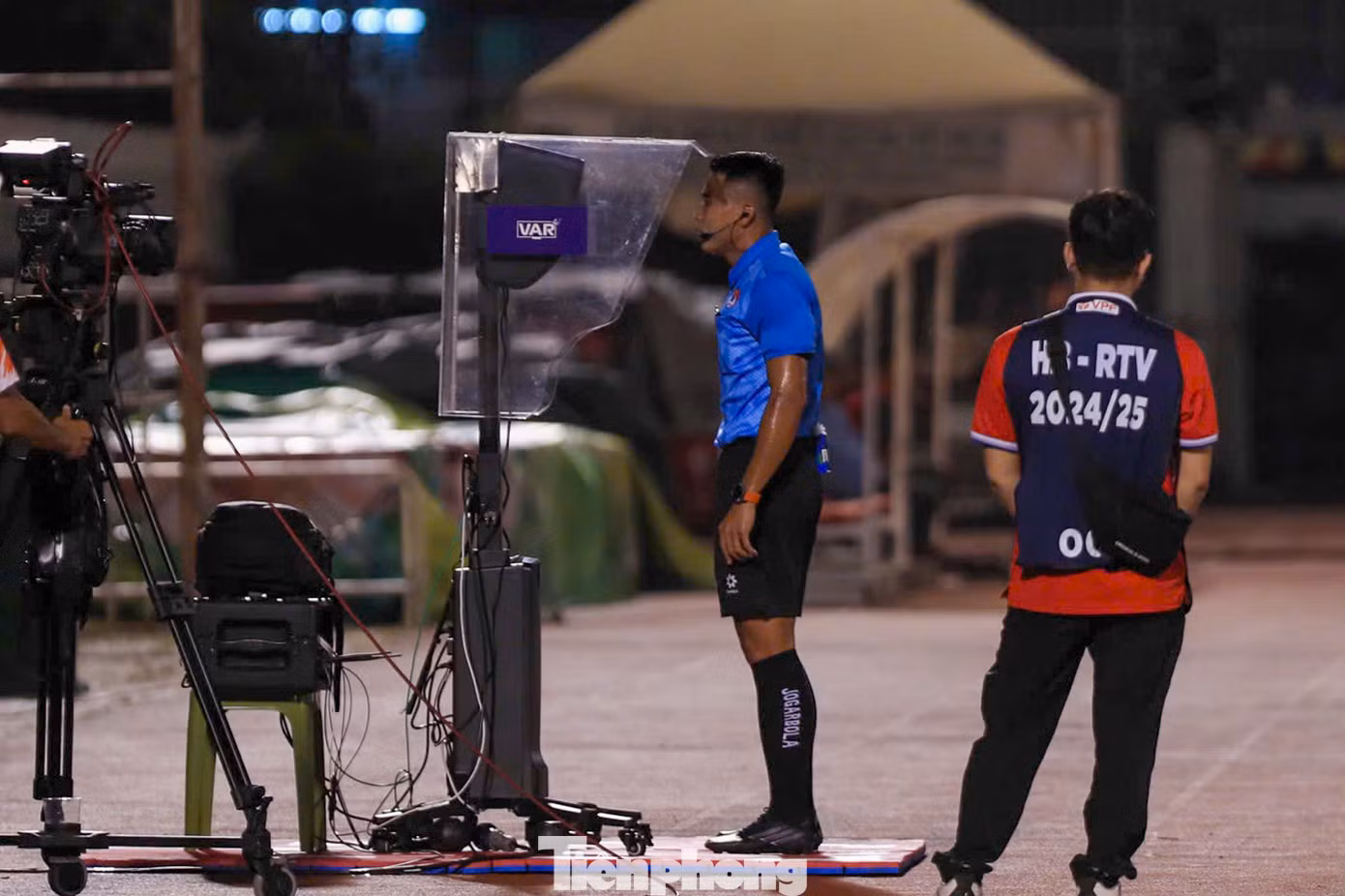 Trọng tài tham khảo VAR để xác định án phạt dành cho Hải Quân và khả năng thổi phạt đền. Hải Quân chỉ nhận thẻ vàng, tuy nhiên trọng tài quyết định cho Hà Nội hưởng phạt đền. Trọng tài tham khảo VAR để xác định án phạt dành cho Hải Quân và khả năng thổi phạt đền. Hải Quân chỉ nhận thẻ vàng, tuy nhiên trọng tài quyết định cho Hà Nội hưởng phạt đền.