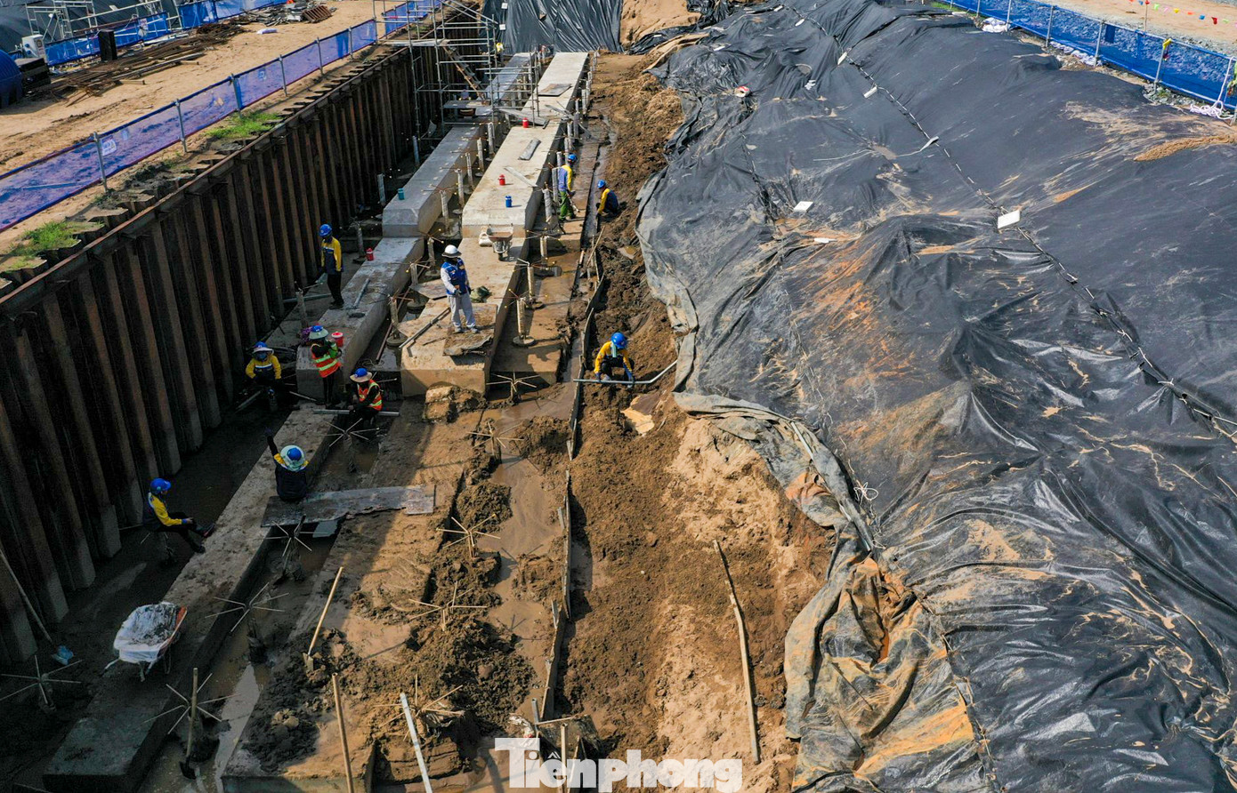 Công nhân tất bật thi công trên đại công trường dưới thời tiết khắc nghiệt, nắng mưa thất thường.