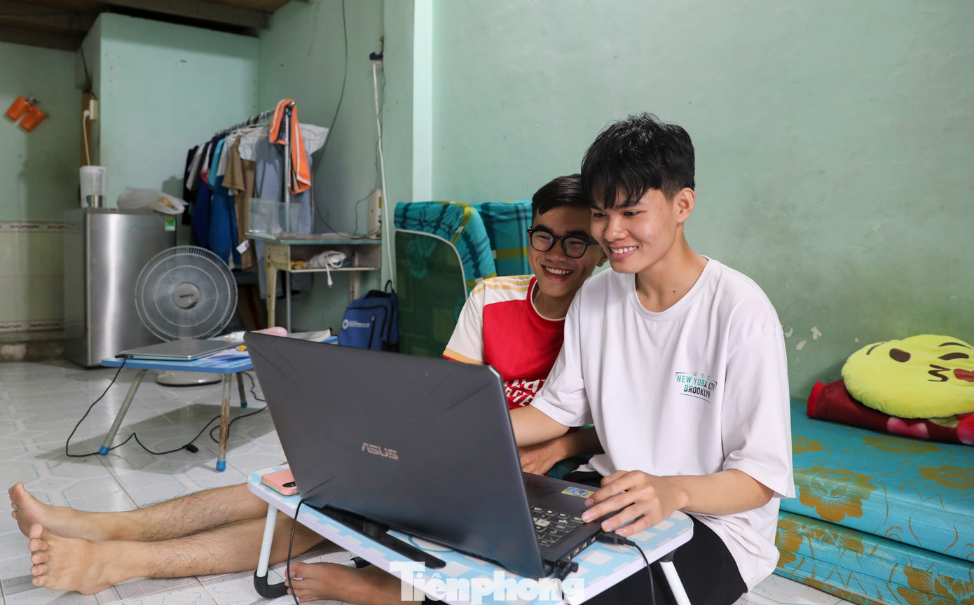 Khi được hỏi về ước mơ, Trân cho biết rất yêu thích lĩnh vực thiết kế vi mạch và trở thành một kỹ sư lập trình giỏi. “Em cũng muốn về quê để được làm việc ở nơi em sinh ra và lớn lên, để được ở gần mẹ và bà nội, chăm lo cho những người thân yêu đã luôn hy sinh, nuôi dưỡng và dạy dỗ em nên người” – Trân cho biết. Khi được hỏi về ước mơ, Trân cho biết rất yêu thích lĩnh vực thiết kế vi mạch và trở thành một kỹ sư lập trình giỏi. “Em cũng muốn về quê để được làm việc ở nơi em sinh ra và lớn lên, để được ở gần mẹ và bà nội, chăm lo cho những người thân yêu đã luôn hy sinh, nuôi dưỡng và dạy dỗ em nên người” – Trân cho biết.