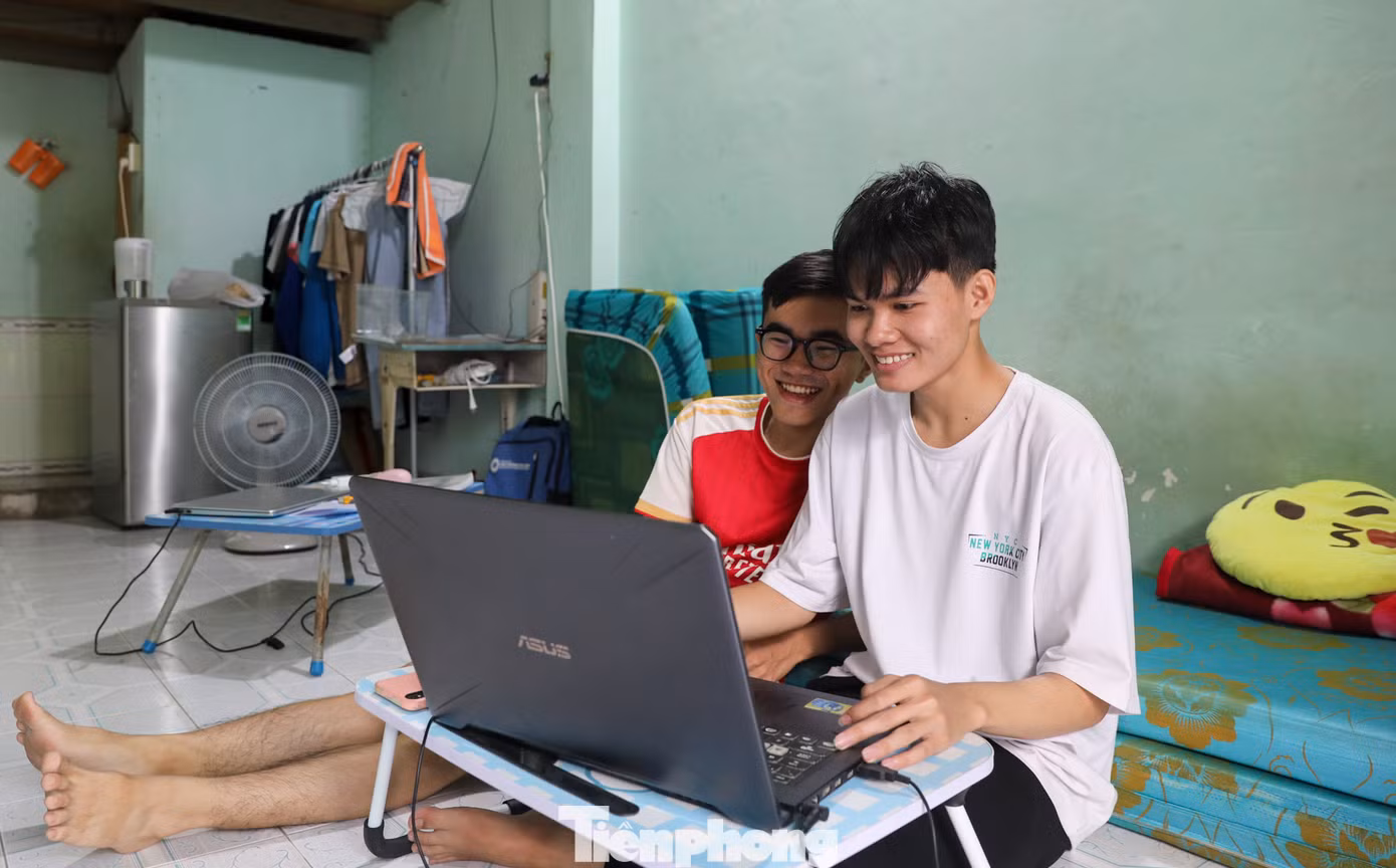 Khi được hỏi về ước mơ, Trân cho biết rất yêu thích lĩnh vực thiết kế vi mạch và trở thành một kỹ sư lập trình giỏi. “Em cũng muốn về quê để được làm việc ở nơi em sinh ra và lớn lên, để được ở gần mẹ và bà nội, chăm lo cho những người thân yêu đã luôn hy sinh, nuôi dưỡng và dạy dỗ em nên người” – Trân cho biết.