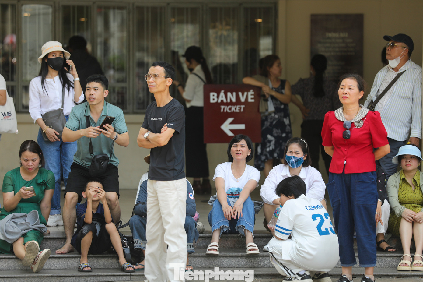 Chị Tâm (ở quận 4) chia sẻ: "Gia đình tôi có mặt từ sáng nhưng không ngờ lại đông đến như vậy. Đây là dịp để tôi cho các cháu tham quan cũng như tìm hiểu về lịch sử của Dinh Độc Lập".