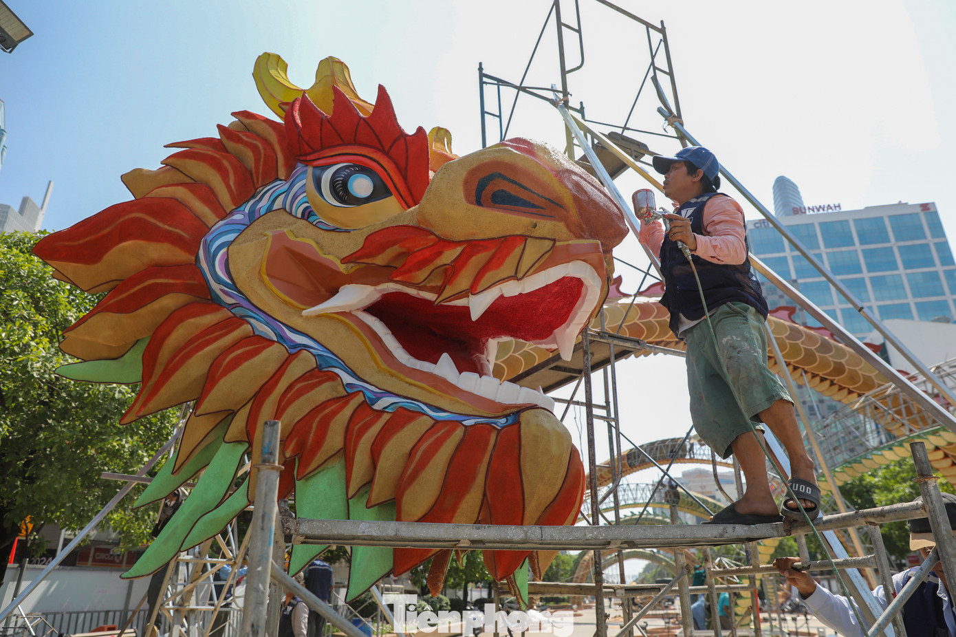 Đường hoa Nguyễn Huệ tết Giáp Thìn 2024 có chủ đề &quot;Xuân yêu thương, Tết sum vầy&quot; đánh dấu sự trở lại của con giáp Thìn sau vòng chu kỳ 12 năm. Bố cục thành 3 phân đoạn, đường hoa Tết năm nay hứa hẹn chinh phục khách thưởng ngoạn với đại cảnh ấn tượng và tiểu cảnh đa dạng.