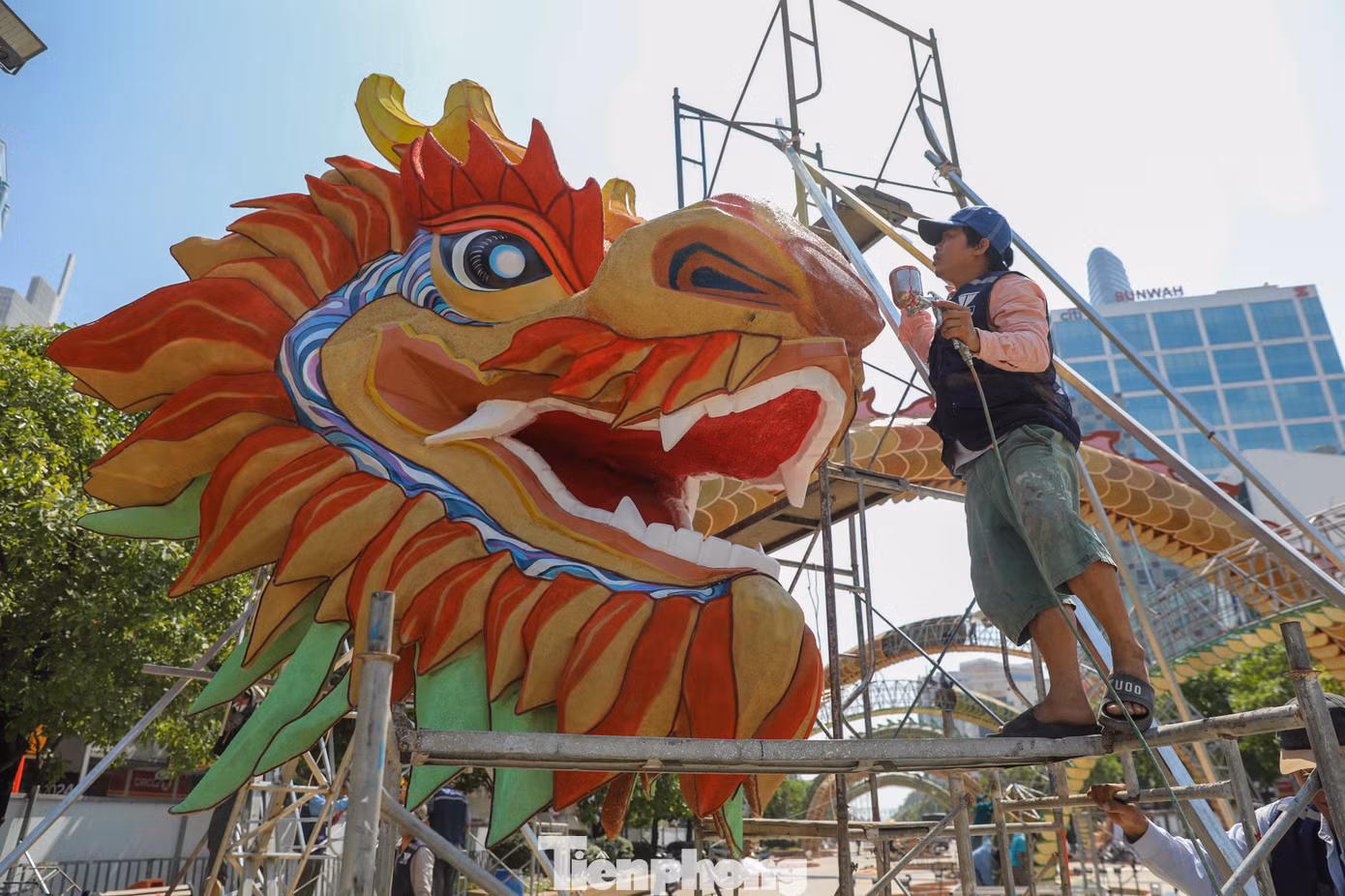 Đường hoa Nguyễn Huệ tết Giáp Thìn 2024 có chủ đề "Xuân yêu thương, Tết sum vầy" đánh dấu sự trở lại của con giáp Thìn sau vòng chu kỳ 12 năm. Bố cục thành 3 phân đoạn, đường hoa Tết năm nay hứa hẹn chinh phục khách thưởng ngoạn với đại cảnh ấn tượng và tiểu cảnh đa dạng.