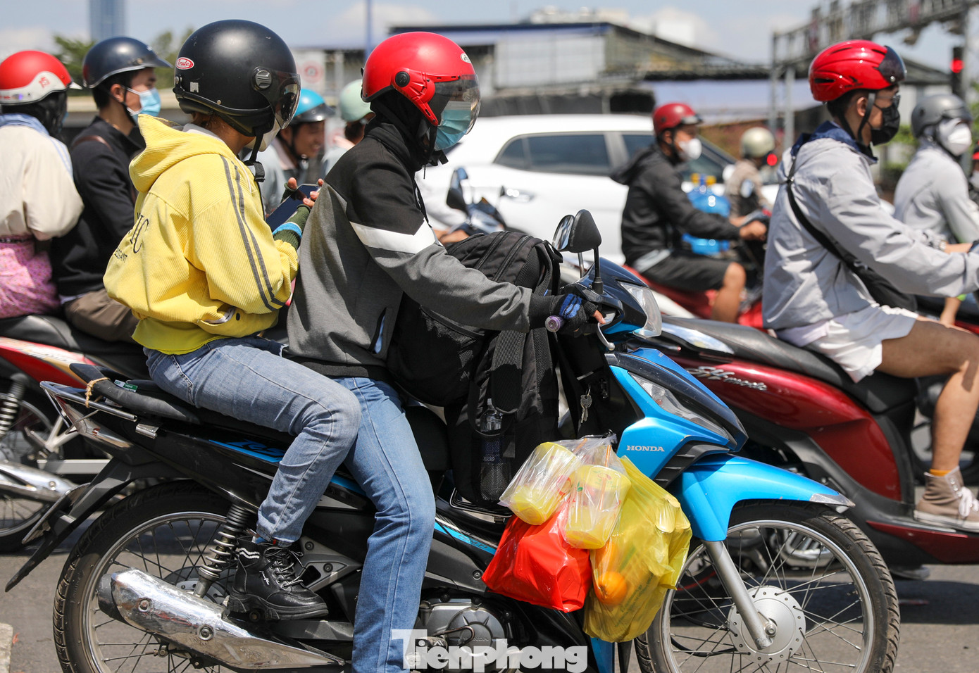 Lượng xe đổ về các hướng tại nút giao An Phú khá đông đúc khi người dân tranh thủ về quê trong ngày đầu của kỳ nghỉ lễ 30/4-1/5.