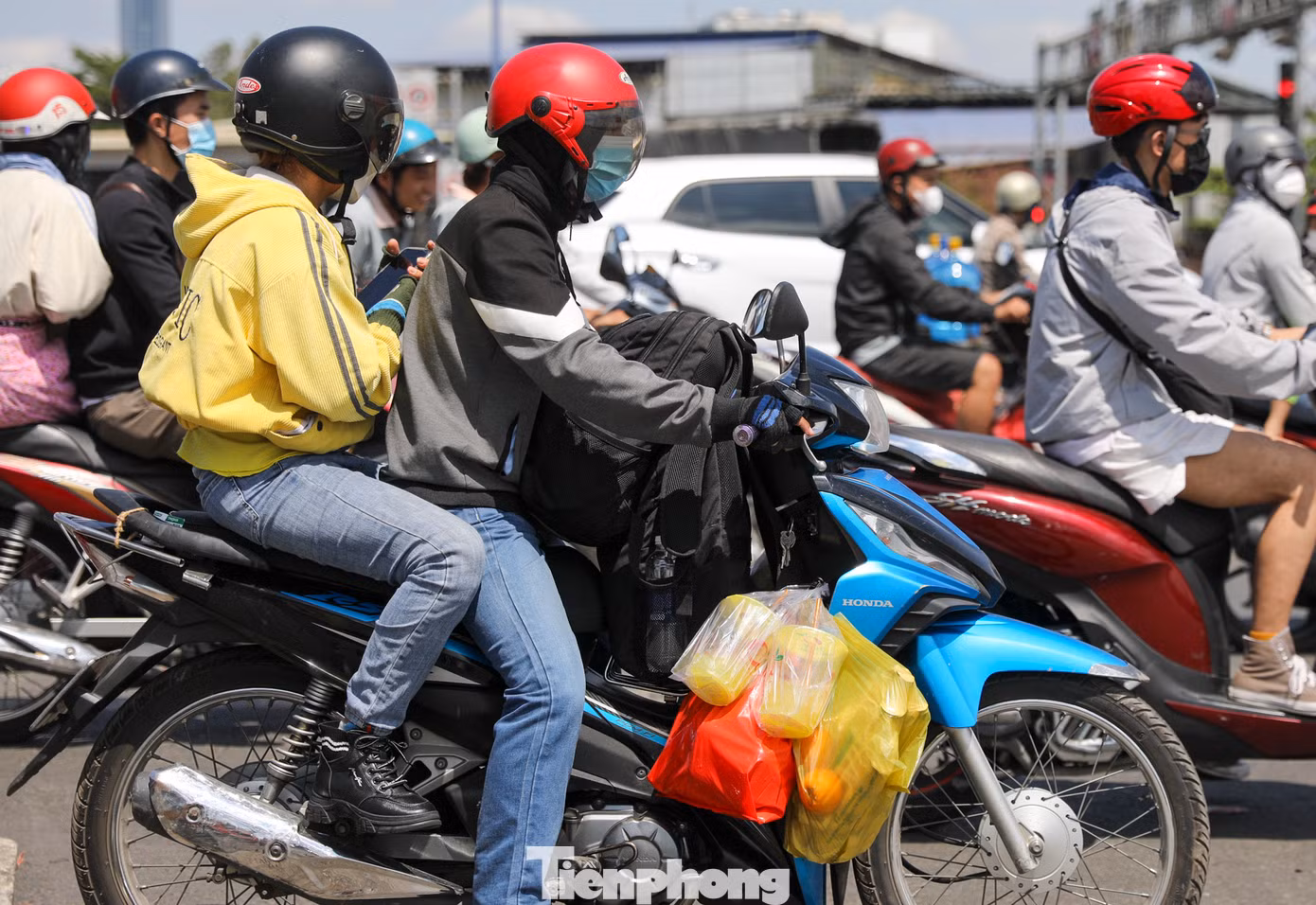 Lượng xe đổ về các hướng tại nút giao An Phú khá đông đúc khi người dân tranh thủ về quê trong ngày đầu của kỳ nghỉ lễ 30/4-1/5.