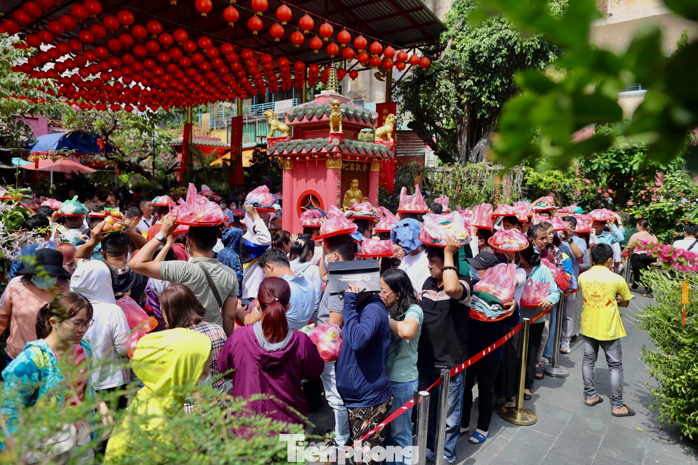 Một sư thầy của chùa cho biết, lễ hội có từ xa xưa vào dịp đầu năm để cầu mong bình an, may mắn, tài lộc. Mỗi năm, cứ đến dịp này là chùa đón tiếp hàng nghìn người đến cầu may.