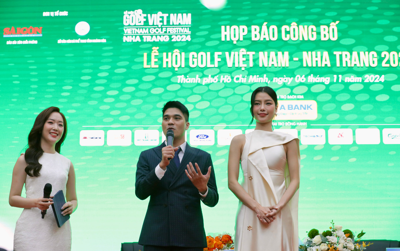 Á hậu Hoàng Thị Nhung (ngoài cùng bên phải) tại lễ họp báo công bố lễ hội golf Việt Nam - Nha Trang 2024. Ảnh: Duy Anh. Á hậu Hoàng Thị Nhung (ngoài cùng bên phải) tại lễ họp báo công bố lễ hội golf Việt Nam - Nha Trang 2024. Ảnh: Duy Anh.