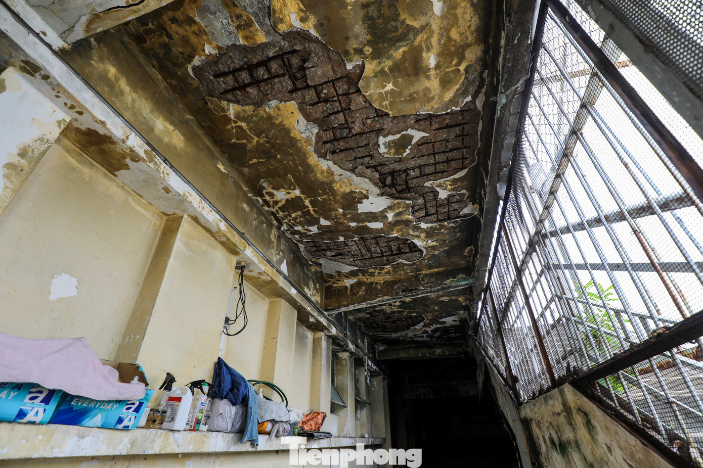 Khu vực hầm khán đài B được ghi nhận là xuống cấp trầm trọng, các mảng tường bong tróc liên tục và có khả năng sập xuống bất cứ lúc nào.