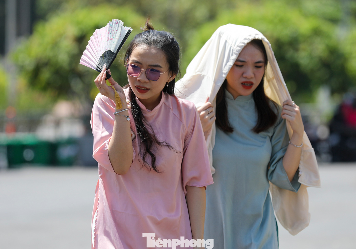 Cả du khách trong nước và nước ngoài đều cảm thấy mệt mỏi với thời tiết oi bức diễn ra trong ngày.