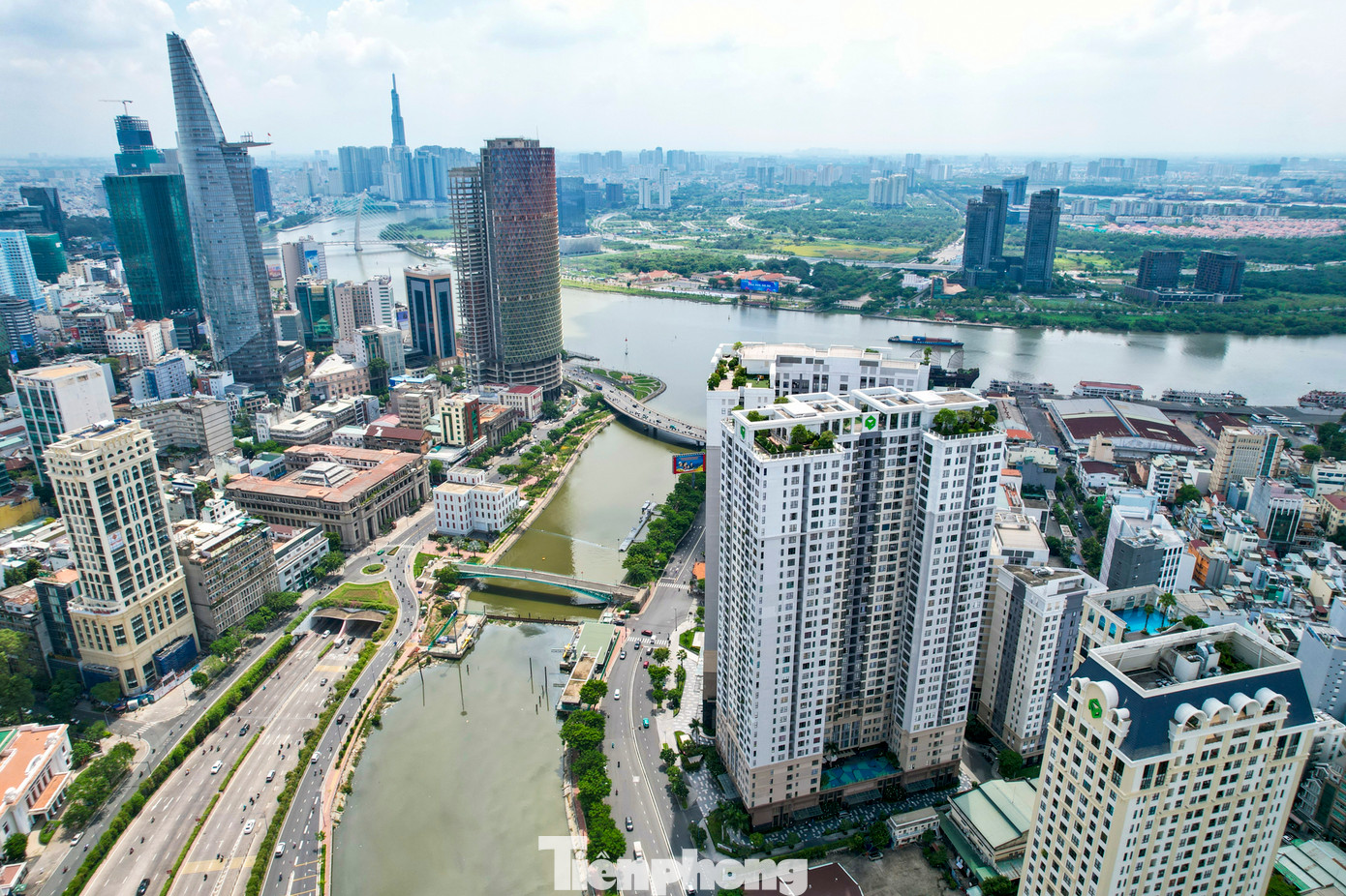 Khu đất này có vị trí rất đắc địa, đối diện trụ sở Ngân hàng Nhà nước và Trung tâm tài chính quận 1, với các công trình kiến trúc biểu trưng cho TPHCM như Sở Giao dịch chứng khoán TPHCM (HoSE), tòa nhà Bitexco...