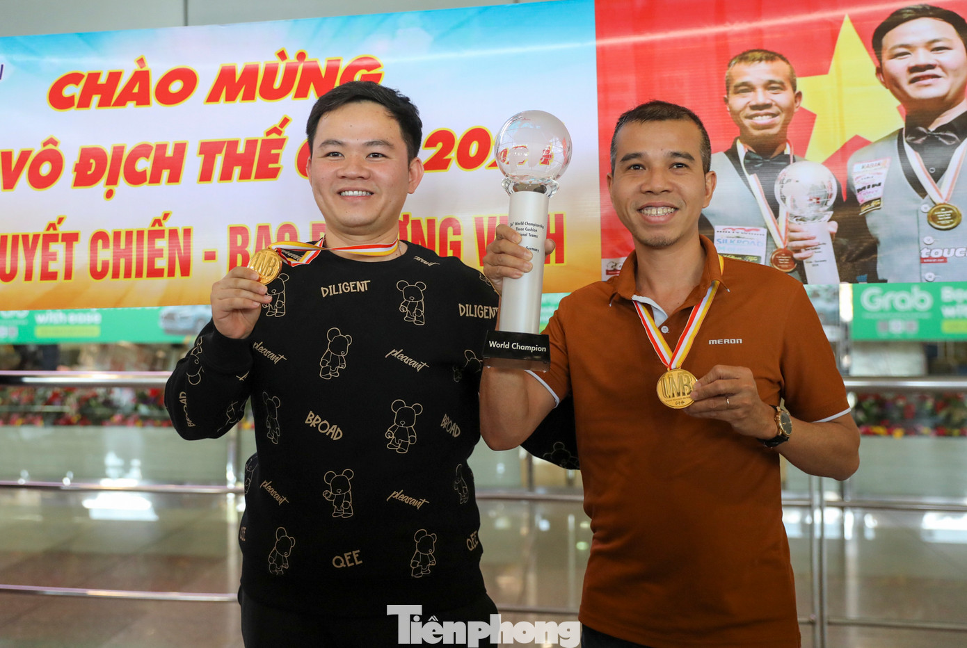 Trần Quyết Chiến và Bao Phương Vinh tỏ ra khá bất ngờ khi được đông đảo giới truyền thông và người hâm mộ đón tiếp sau khi vừa đặt chân xuống sân bay Tân Sơn Nhất.