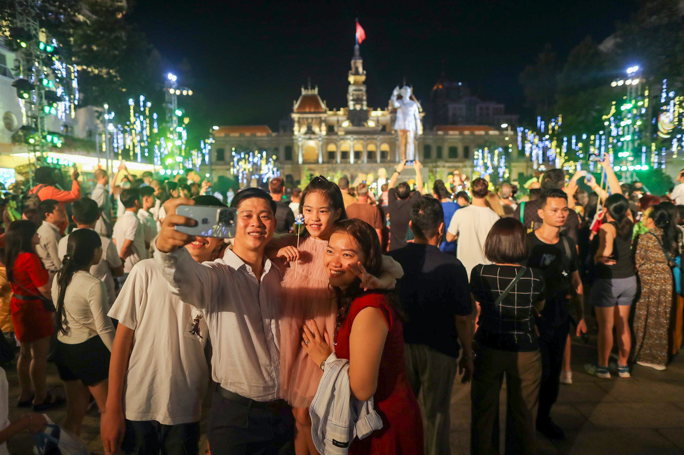 Nhiều gia đình hào hứng check-in với cặp linh vật rồng khổng lồ 100m trên phố Nguyễn Huệ trước thời khắc giao thừa. Nhiều gia đình hào hứng check-in với cặp linh vật rồng khổng lồ 100m trên phố Nguyễn Huệ trước thời khắc giao thừa.
