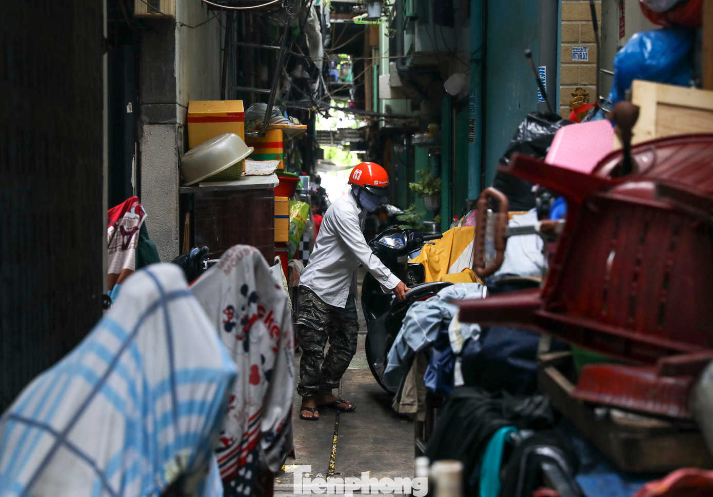 Khu Chợ Gà, Gạo là khu chợ truyền thống, diện tích khoảng 3.384 m2, tổng cộng có 237 sạp, bao gồm: Chợ Gà có 113 căn, 112 hộ, 458 nhân khẩu; Chợ Gạo có 57 căn, 80 hộ, 332 nhân khẩu; Hẻm số 3 Yersin có 67 căn; 45 hộ, 171 nhân khẩu.