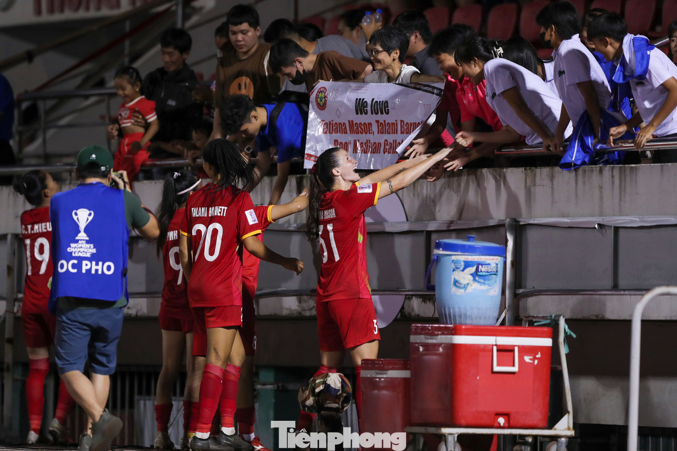 Khán giả TPHCM dành rất nhiều tình cảm cho bộ ba ngoại binh Root Medhan Callahan, Ranya Senhaji, Barnett Talani Alexei.