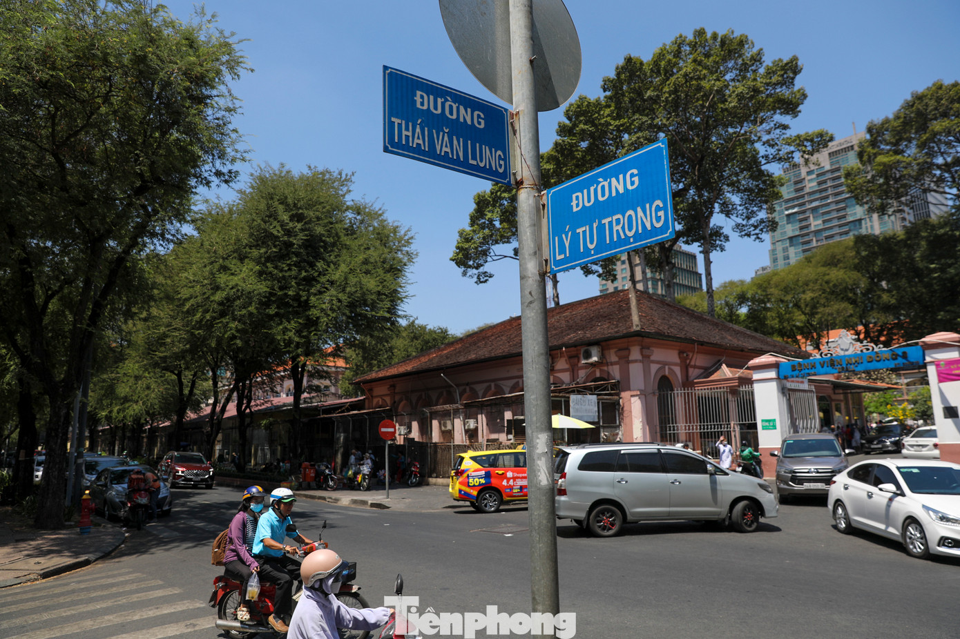 Vì vậy, việc cải tạo chỉnh trang đô thị, tạo không gian an toàn, thoải mái cho người đi bộ; triển khai một số hình thức hoạt động dưới lòng đường, vỉa hè là cần thiết.