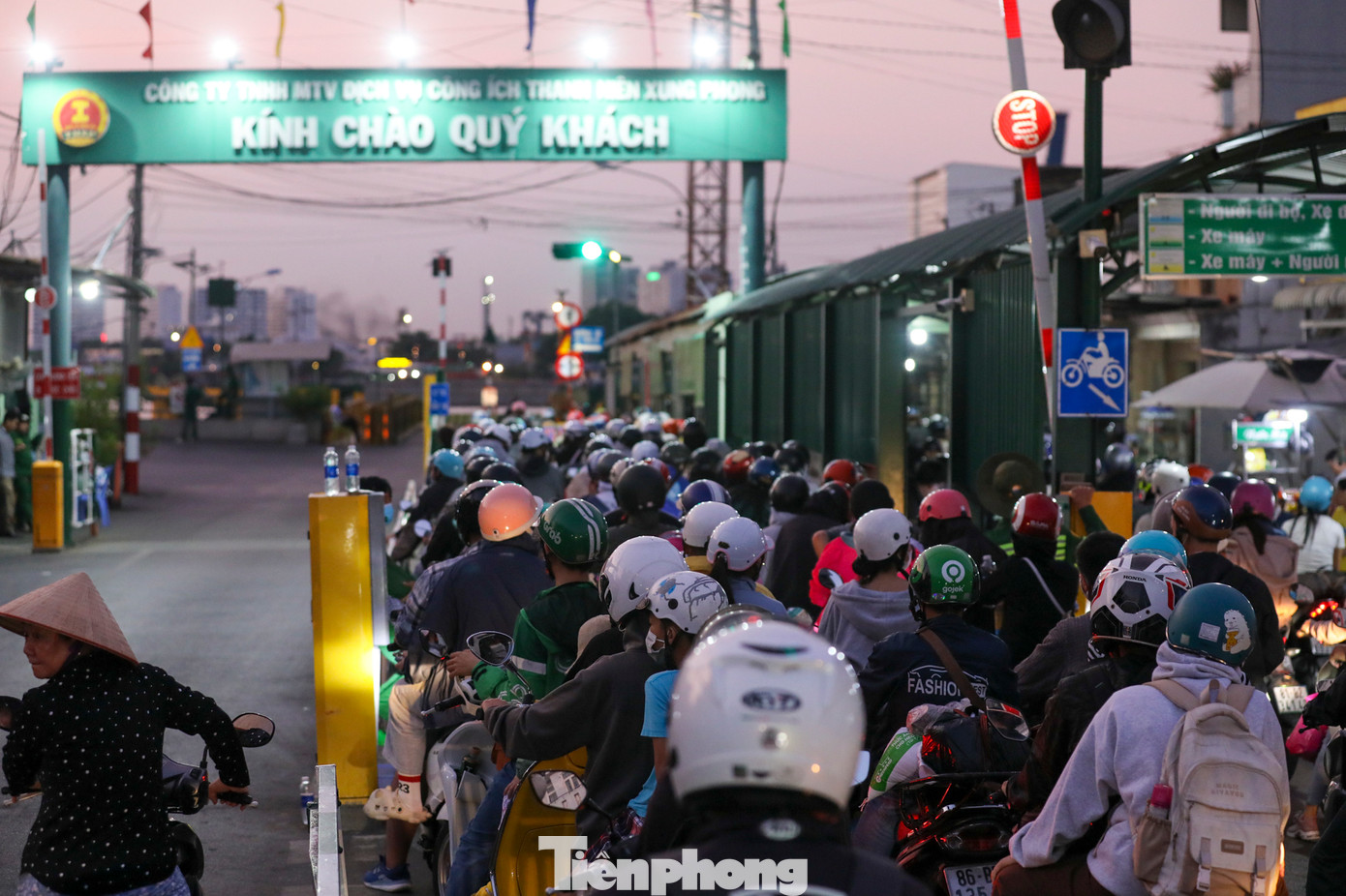 Các chuyến phà hoạt động liên tục để đưa người dân sang sông.