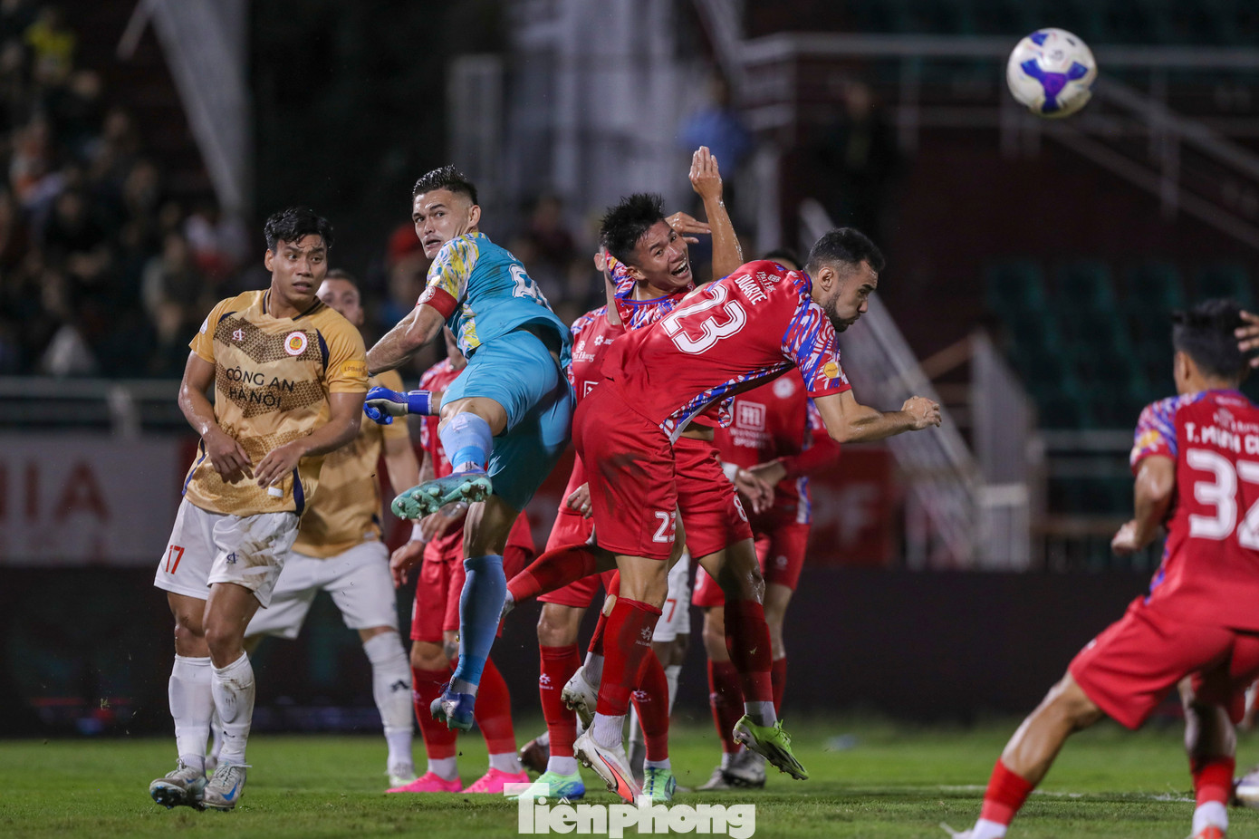 Đội khách liên tục tạo sức ép trước khung thành thủ môn Lê Giang, thậm chí phút 39 bàn thắng suýt đến với CAHN, nhưng cú dứt điểm của Artur đã đưa bóng dội cột dọc.