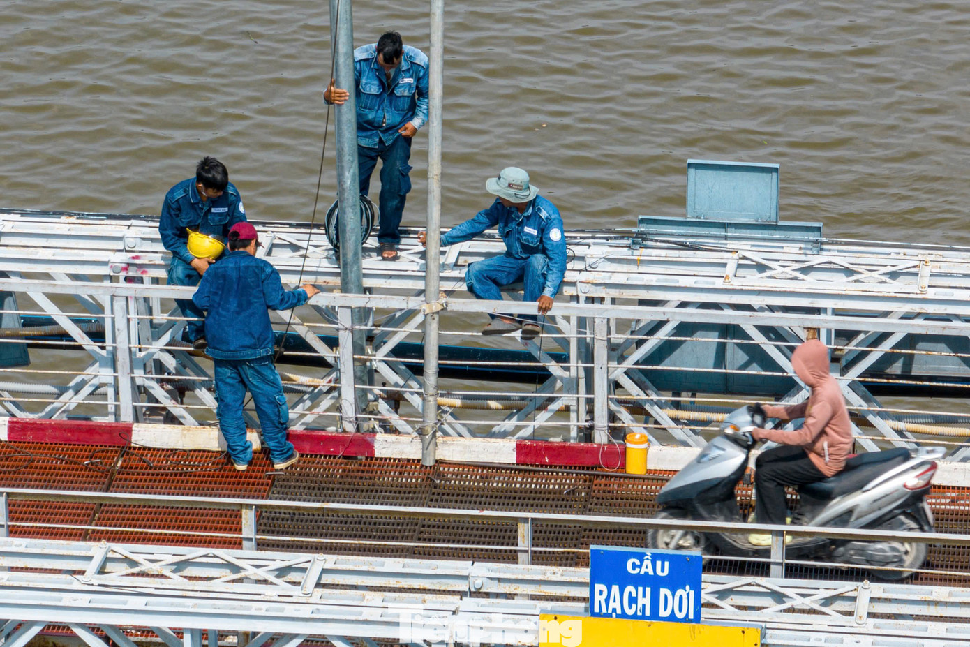 Cầu Rạch Dơi có chiều dài 128m, hiện đã cấm xe tải lưu thông do không bảo đảm khả năng chịu lực.