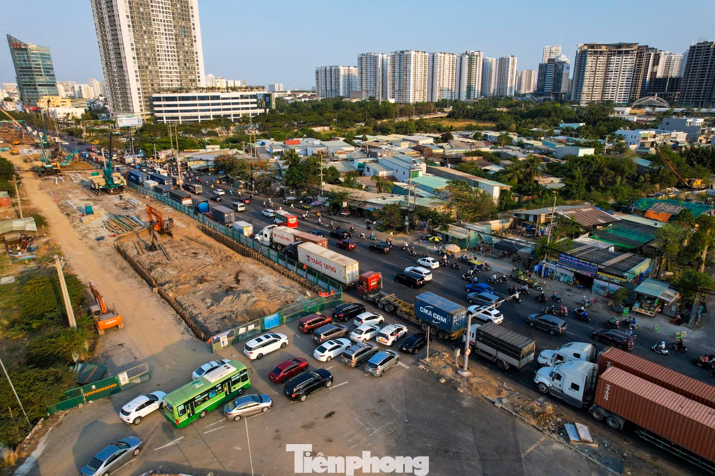Sau khi nút giao Nguyễn Hữu Thọ - Nguyễn Văn Linh (quận 7, TPHCM) tạm đóng để xây dựng dự án hầm chui khiến giao thông khu vực xung quanh thường xuyên ùn tắc, kẹt xe kéo dài vào giờ cao điểm. Sau khi nút giao Nguyễn Hữu Thọ - Nguyễn Văn Linh (quận 7, TPHCM) tạm đóng để xây dựng dự án hầm chui khiến giao thông khu vực xung quanh thường xuyên ùn tắc, kẹt xe kéo dài vào giờ cao điểm.