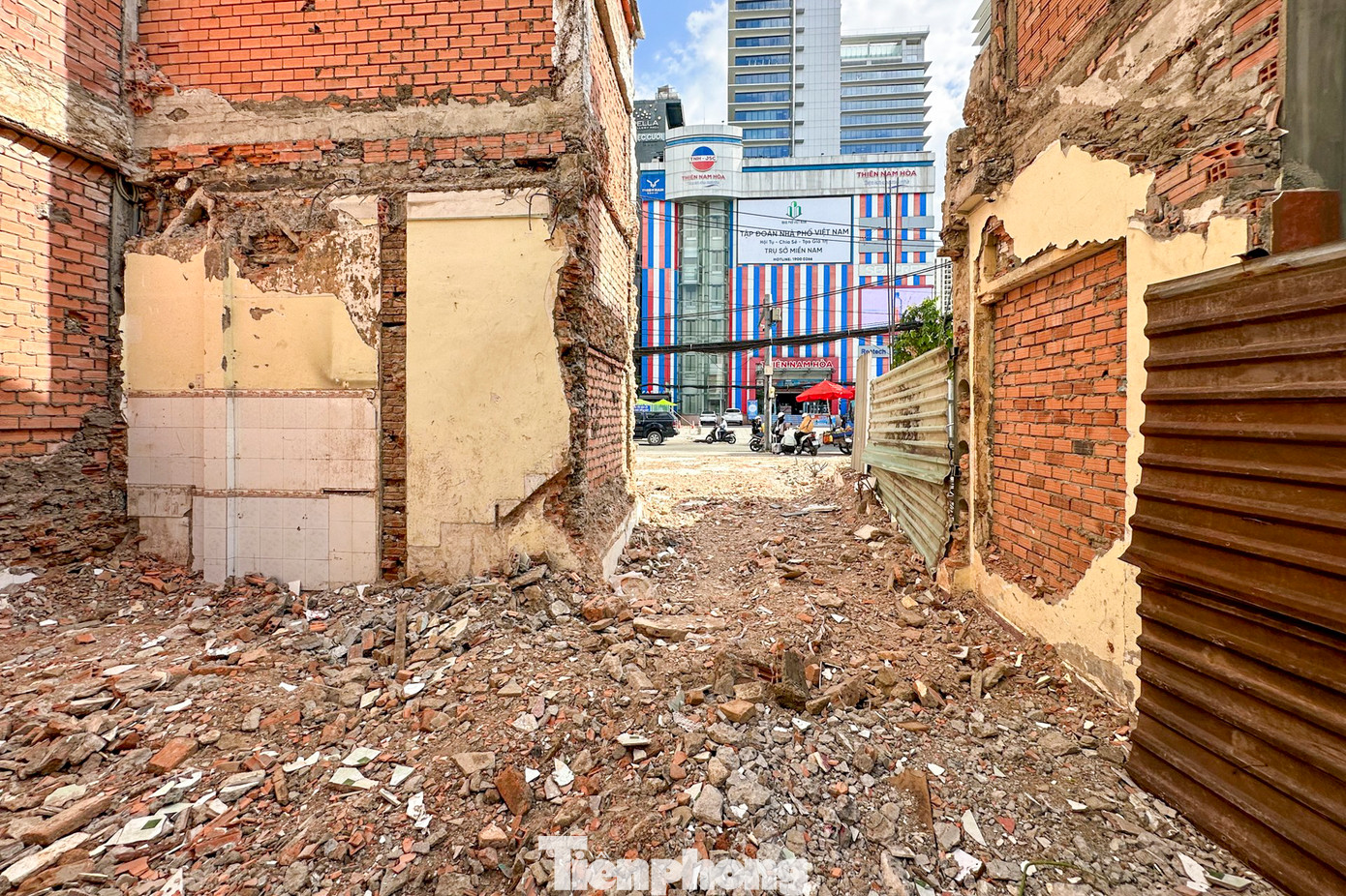 Đến tháng 7 sẽ di dời toàn bộ các công trình hạ tầng trên tuyến, trong năm 2025 sẽ bàn giao mặt bằng sạch cho các nhà thầu.