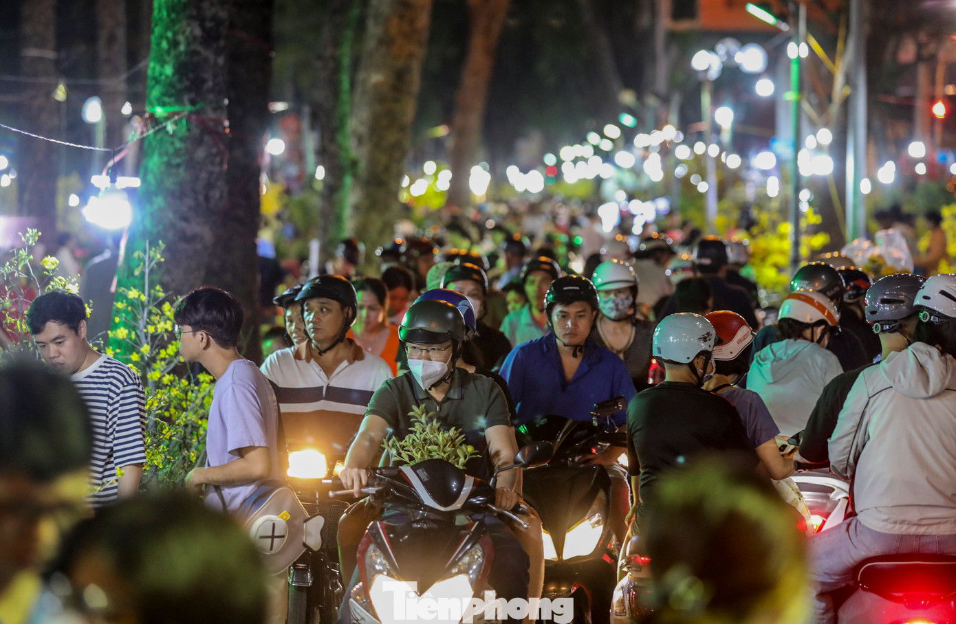 Khu vực lối đi trong công viên Làng hoa Gò Vấp (quận Gò Vấp) thường xuyên ùn ứ do lượng khách đổ về mua sắm, tham quan chợ hoa xuân đông đúc.