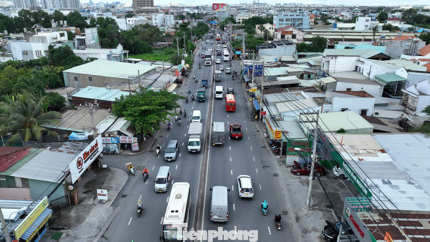 Theo đại diện Sở GTVT TPHCM, kế hoạch đầu tư công trung hạn giai đoạn 2021 - 2025 bằng ngân sách thành phố được duyệt khoảng 142.000 tỷ đồng, trong đó sẽ ưu tiên vốn để thực hiện dự án mở rộng quốc lộ 13 nhằm giảm kẹt xe, tai nạn và tăng kết nối vùng.