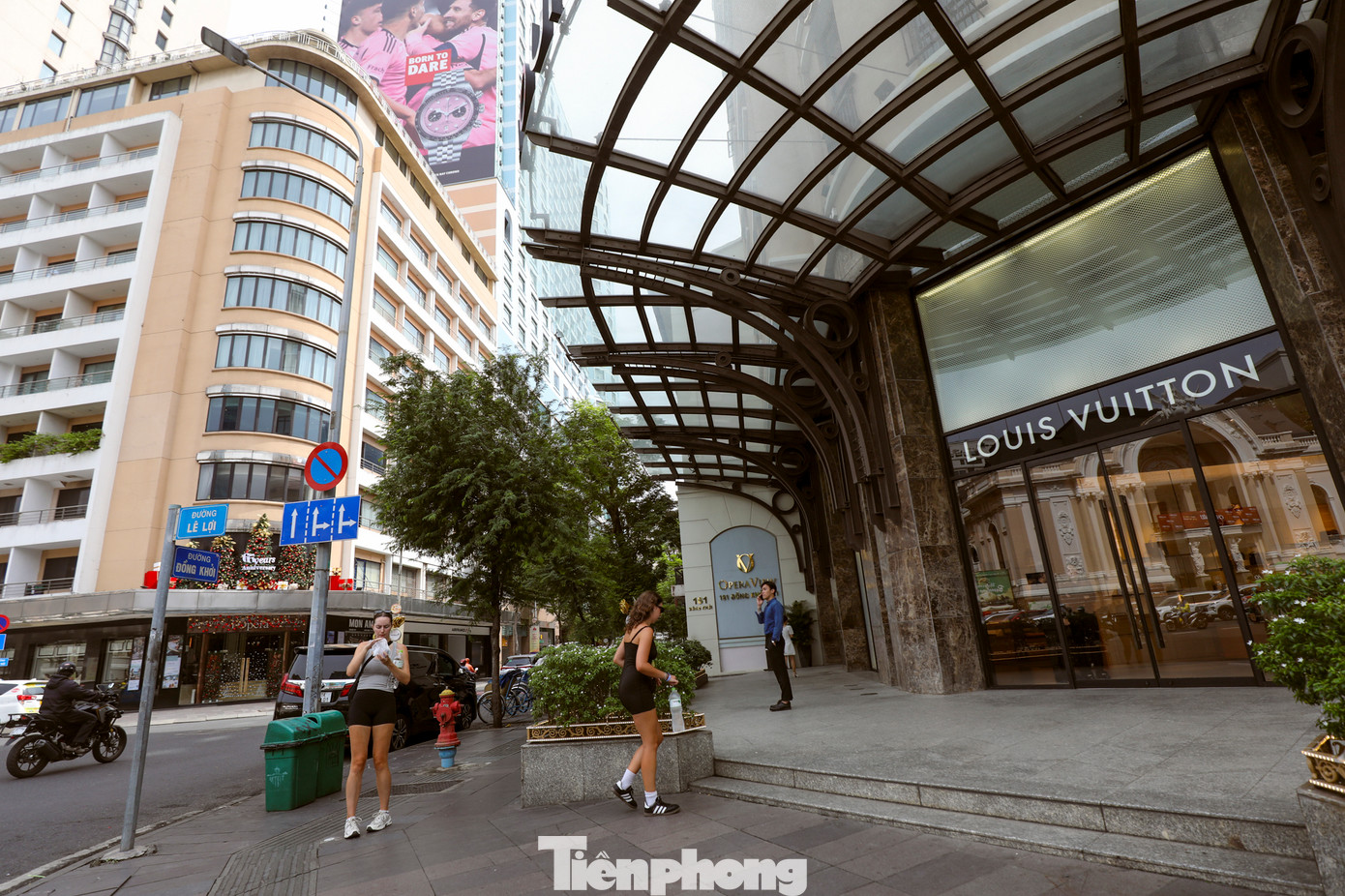 Nhiều thương hiệu xa xỉ đã chọn Đồng Khởi làm địa điểm để mở cửa hàng và định vị thương hiệu của mình tại Việt Nam.