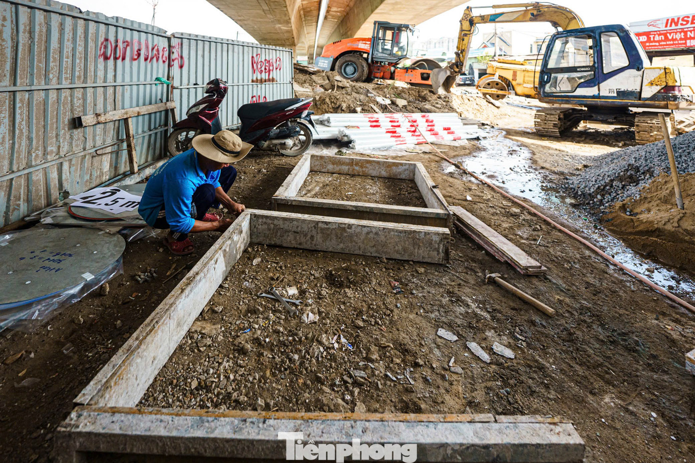 Các hạng mục như phần thảm nhựa 2 bên đường dẫn đầu cầu, đường gom, lát vỉa hè, chiếu sáng gần như đã hoàn tất.