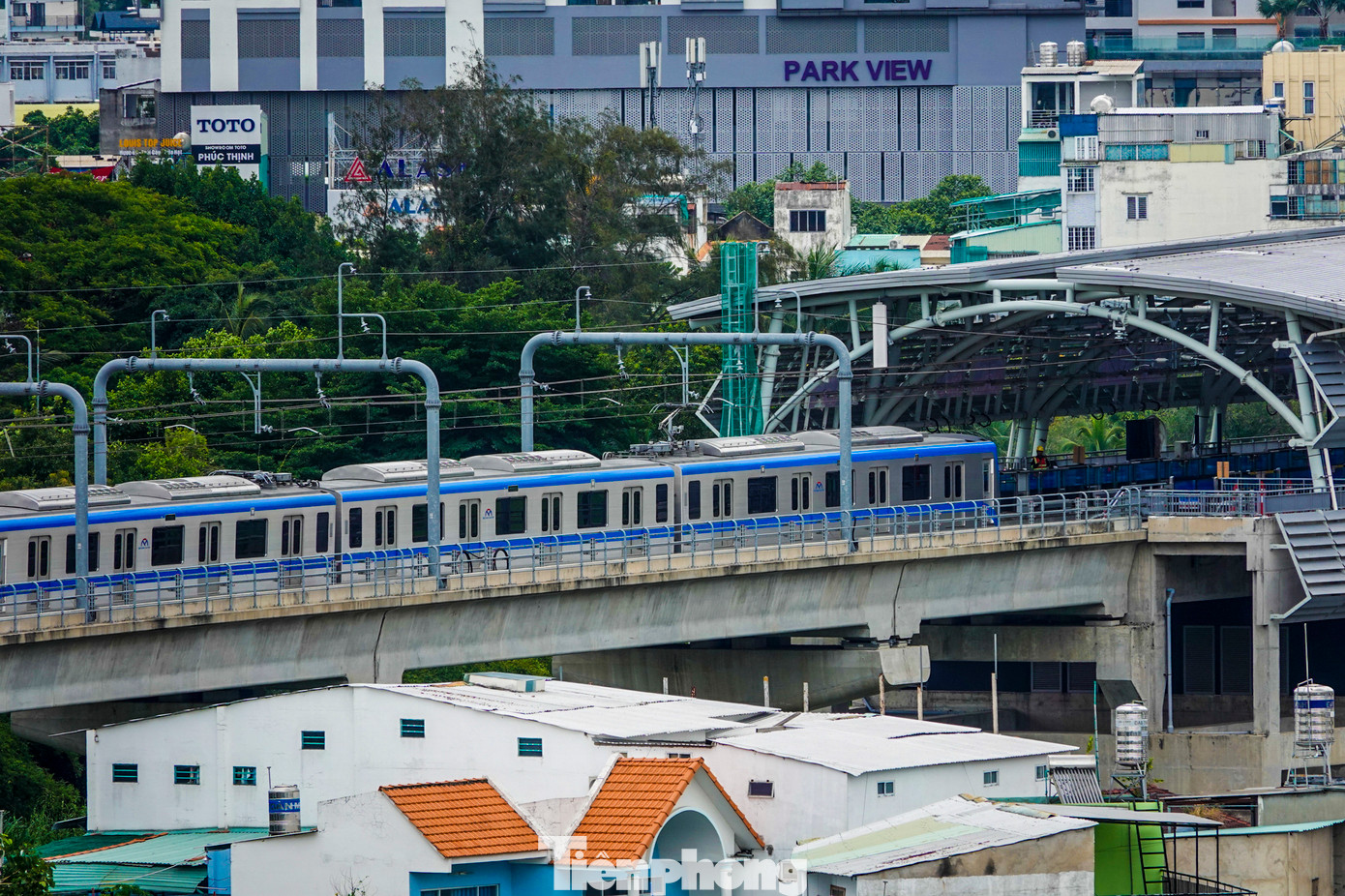 Tại mỗi ga, các đoàn tàu sẽ dừng 30 giây và hệ thống cửa chắn ke ga sẽ tự mở.